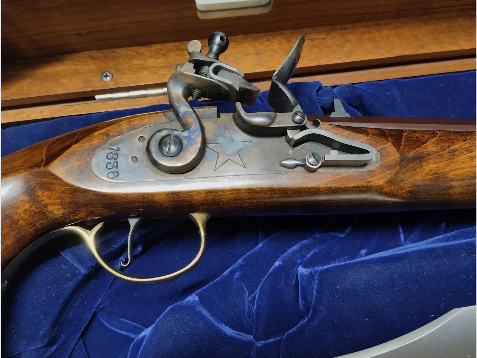 Bardzo ładne pudełko Pedersoli Alamo 1836 z pistoletem na kapiszony Navy Moll kal. 45 + nożem Bowie, w stanie nowym!