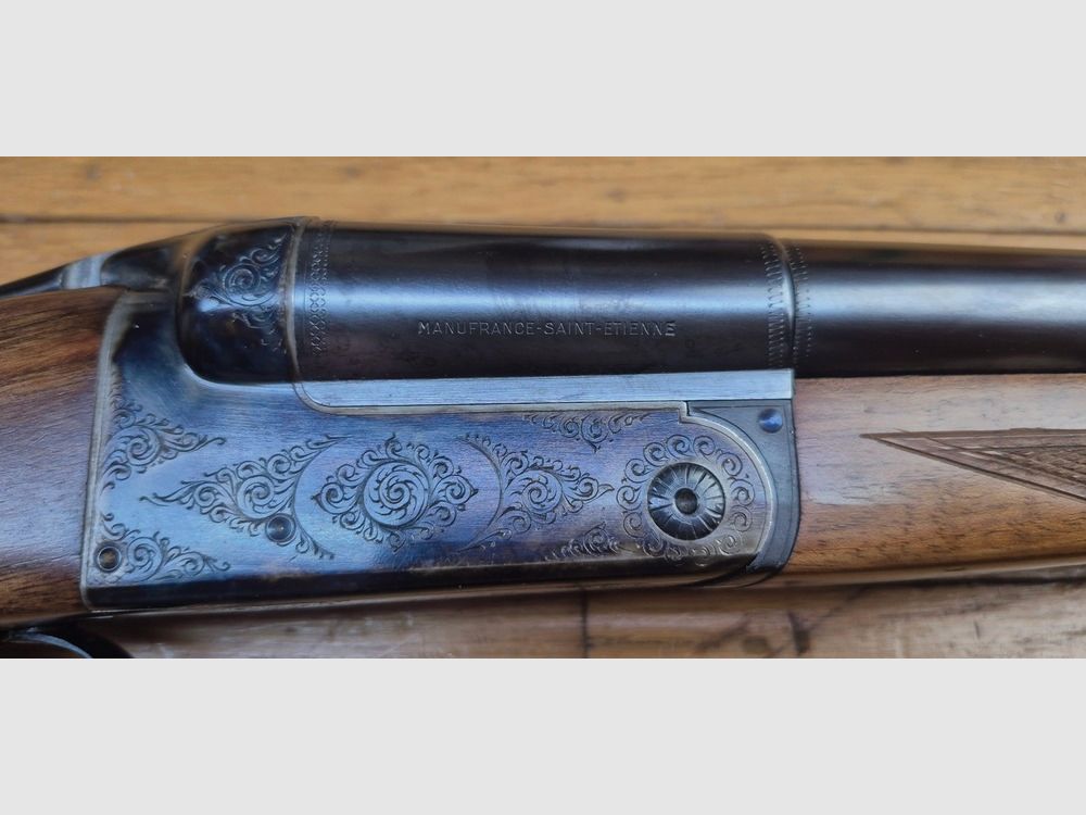 Superbe fusil Robust modèle N°246 – Manufrance Saint-Étienne – Cal. 16/70 – Arme vers 1952/1954 (!) – Jaspage et gravures à 100% – Canon miroir, quasi jamais tiré – Pochette d&rsquo;origine complète (garantie, manuel, certificat d&rsquo;épreuve) – État proche du neuf absolu pour ces 72 ans ! – Pièce quasi muséale – TBE+++, image 8 sur 56