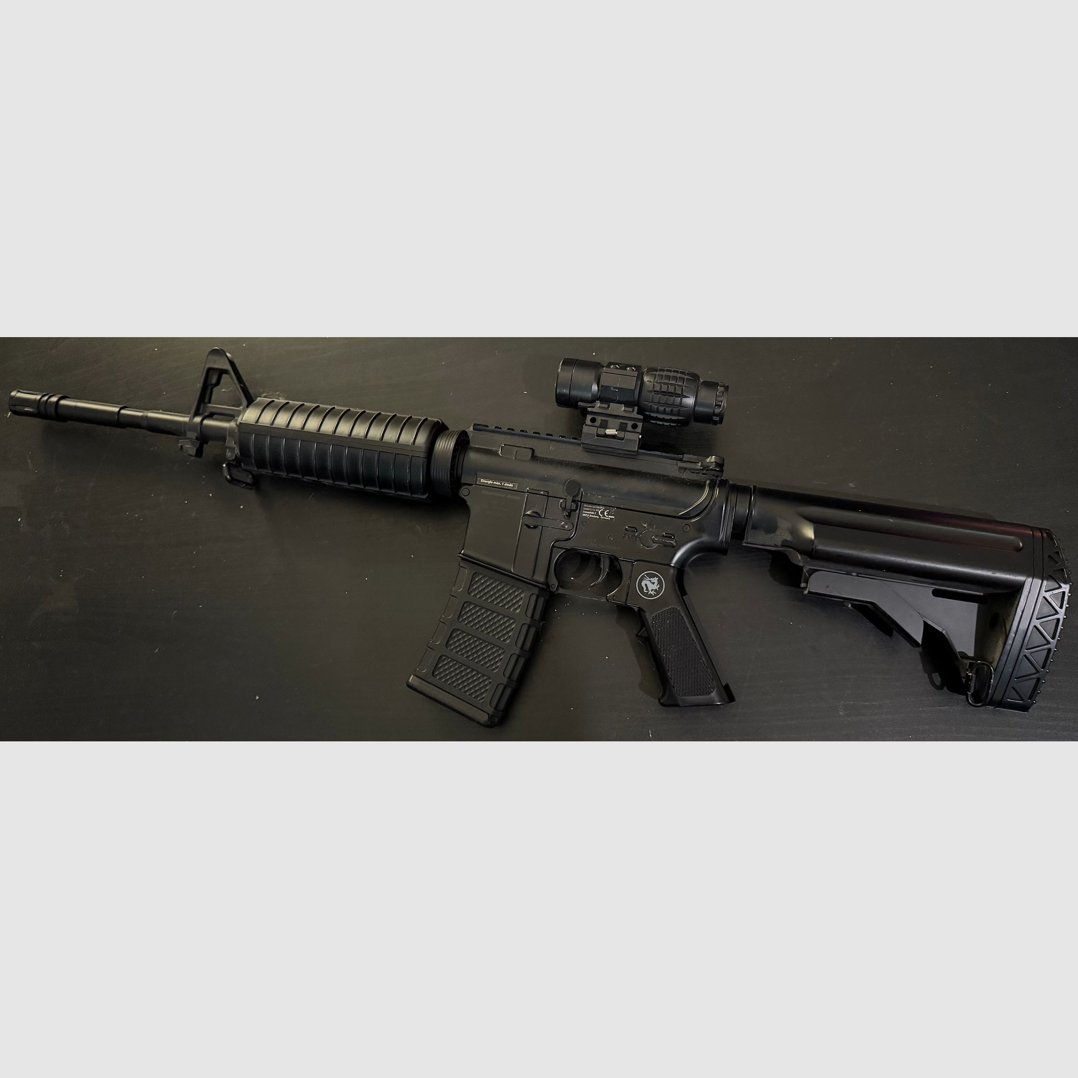 Zum Verkauf steht ein hochwertiges AR-15 Modell, eine typische M4 von einem namhaften Hersteller.