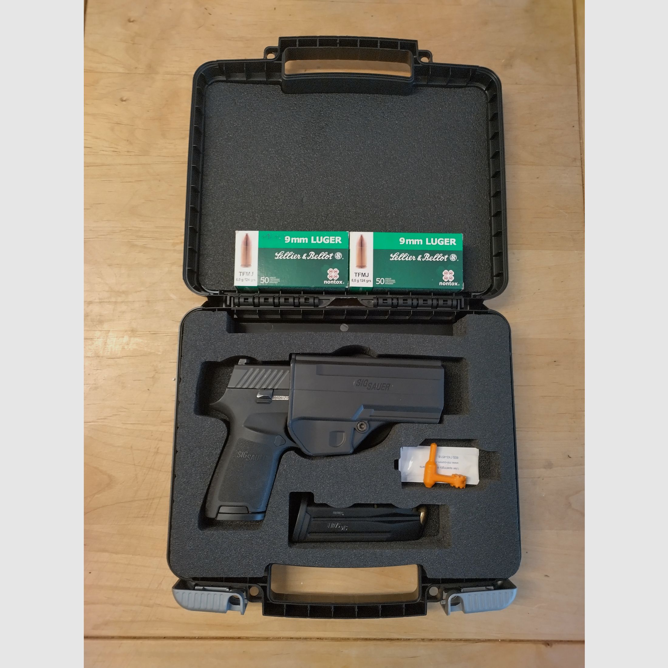 <SIG SAUER P320 Compact Cal. 9 mm Luger: Like new and available immediately!