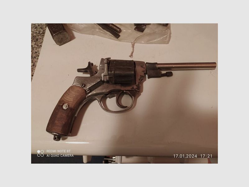 Revolver Nagant Deko DEFEKT Bodenfund Konvolut Teile