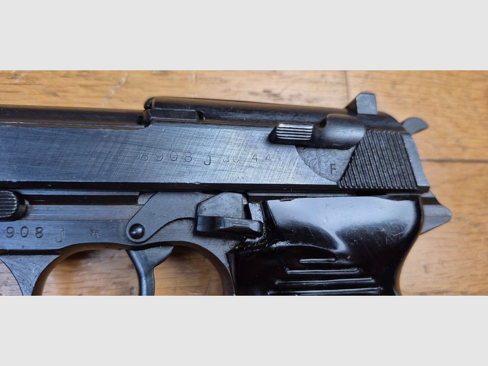 Très beau Pistolet Walther P38 – Fabrication Walther Zella Mehlis en Code AC – Arme d&rsquo;octobre 1944 – Bronzage d&rsquo;origine à 99,5% – Mécanique impeccable – Beau canon miroir – 100% pièces d&rsquo;origine – Mono-matricule sauf chargeur – Excellent état – TBE++, image 6 sur 27