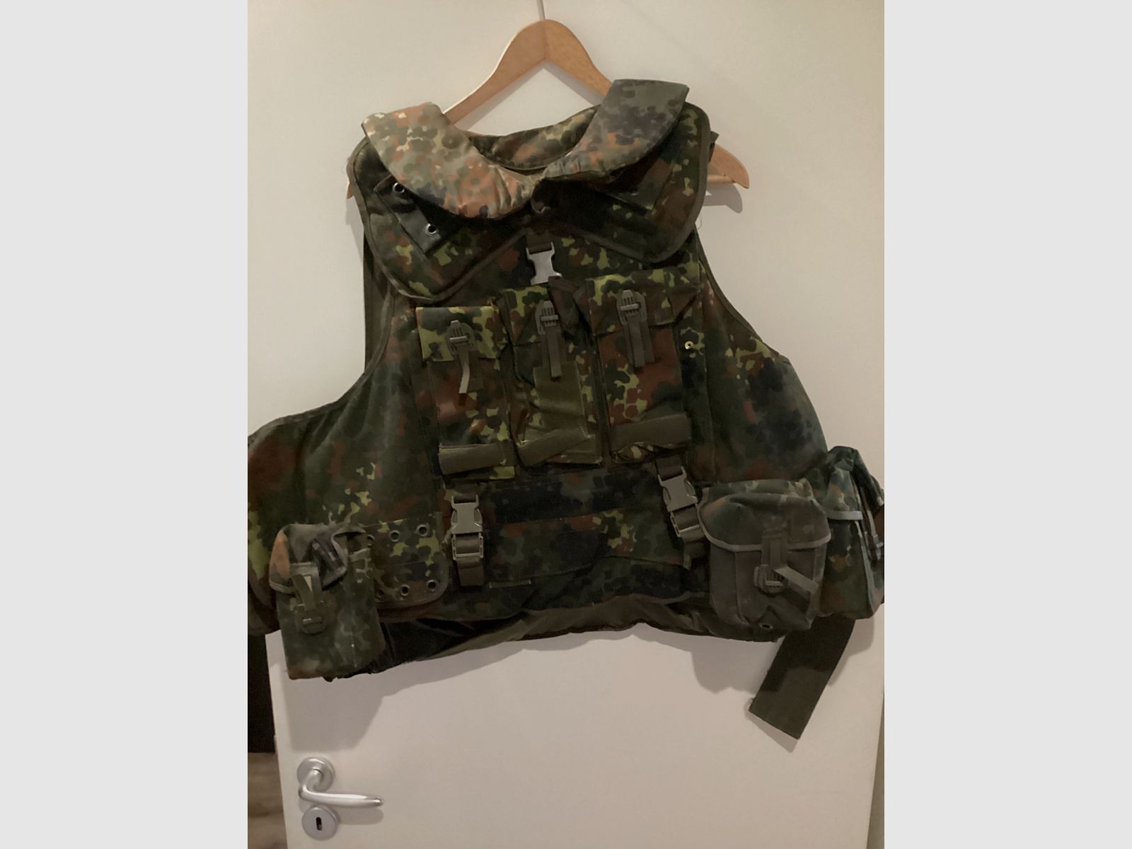 Gilet de protection de la Bundeswehr (porte-plaques) de Mehler Vario System, en camouflage Flecktarn, taille XL. Inserts SK 1 inclus et emplacement pour une plaque SK4., image 1 sur 6