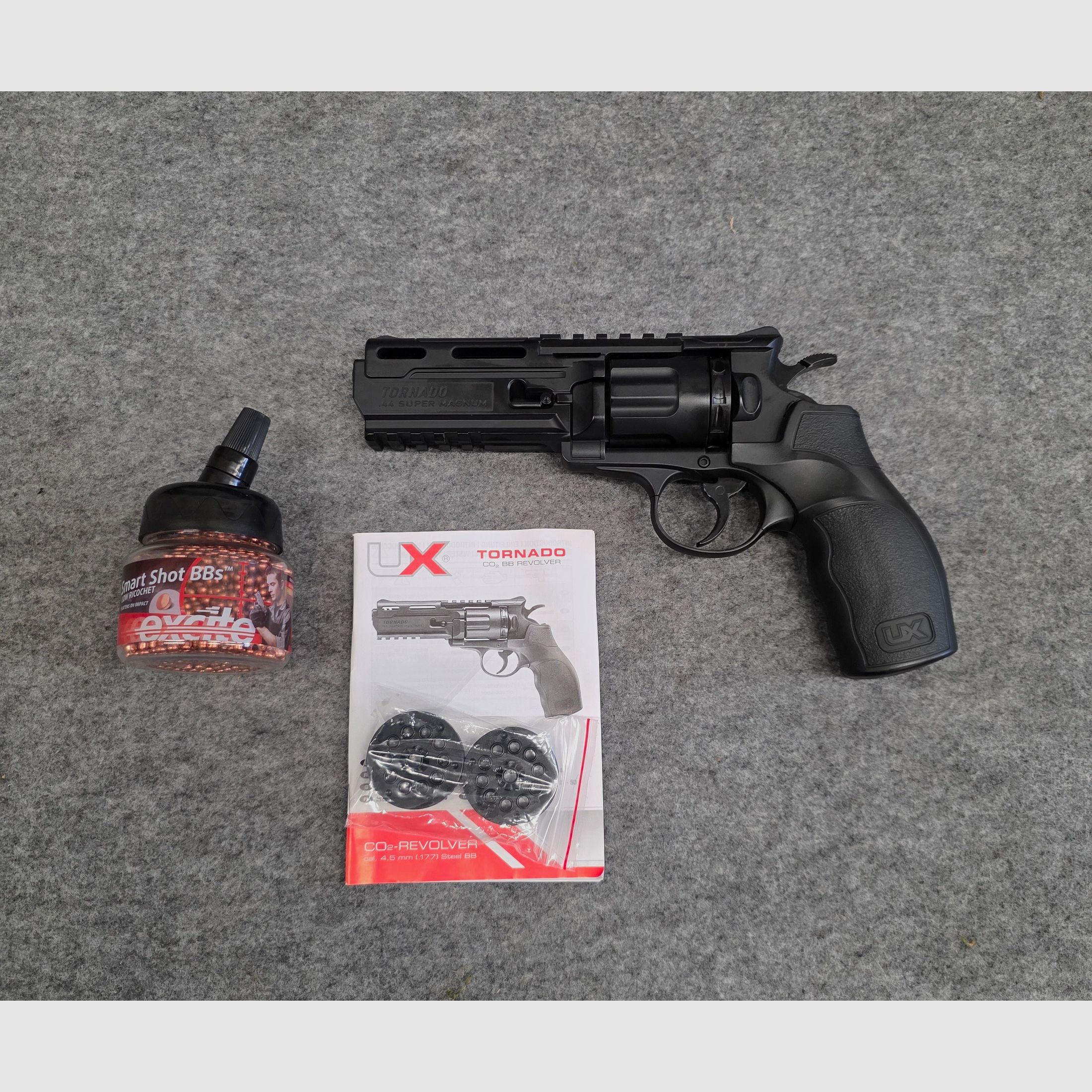 UX Tornado CO2 revolver with 2 extra cylinders