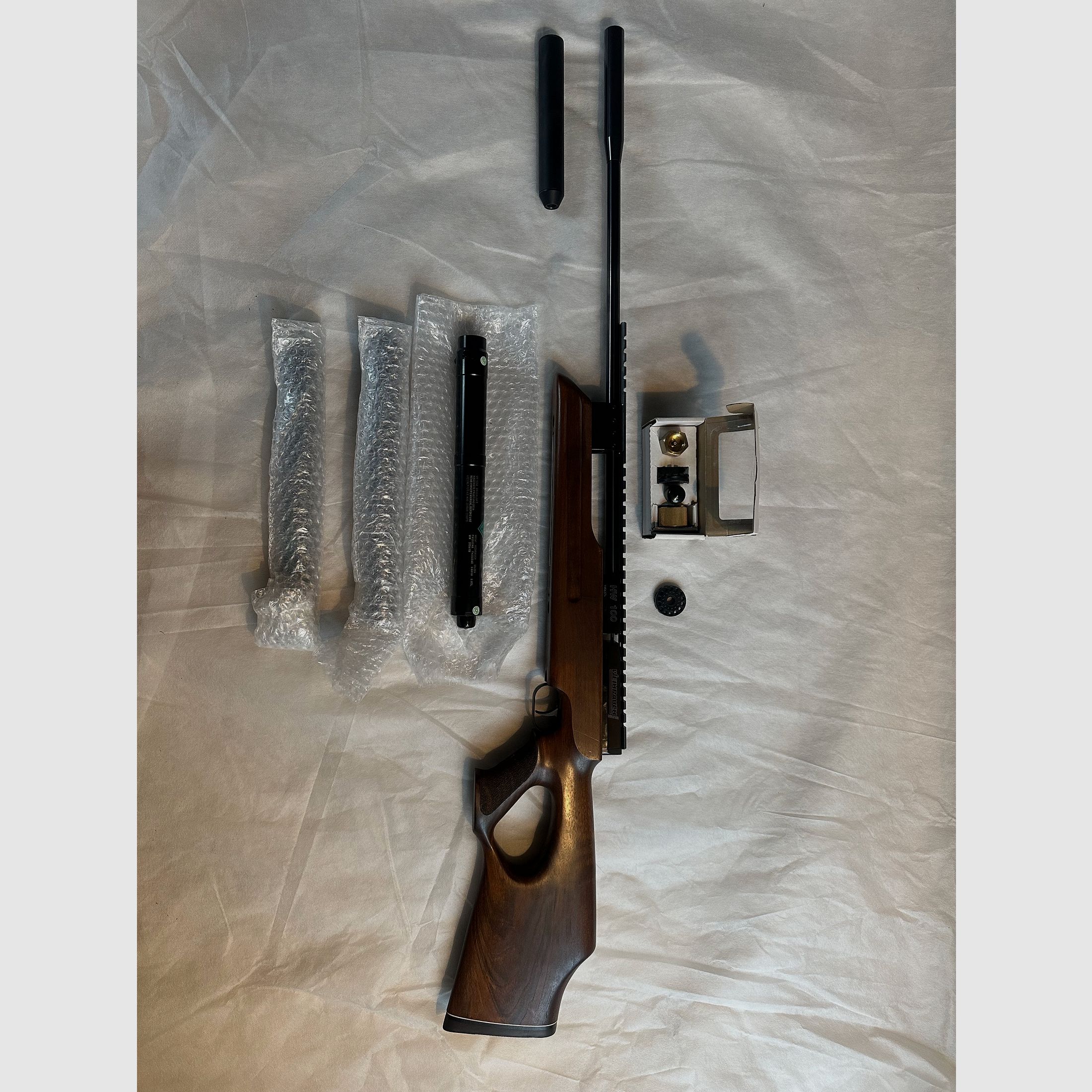 Weihrauch HW 100 T, with silencer, 3 new cartridges, requires a firearms ownership license, as good as new