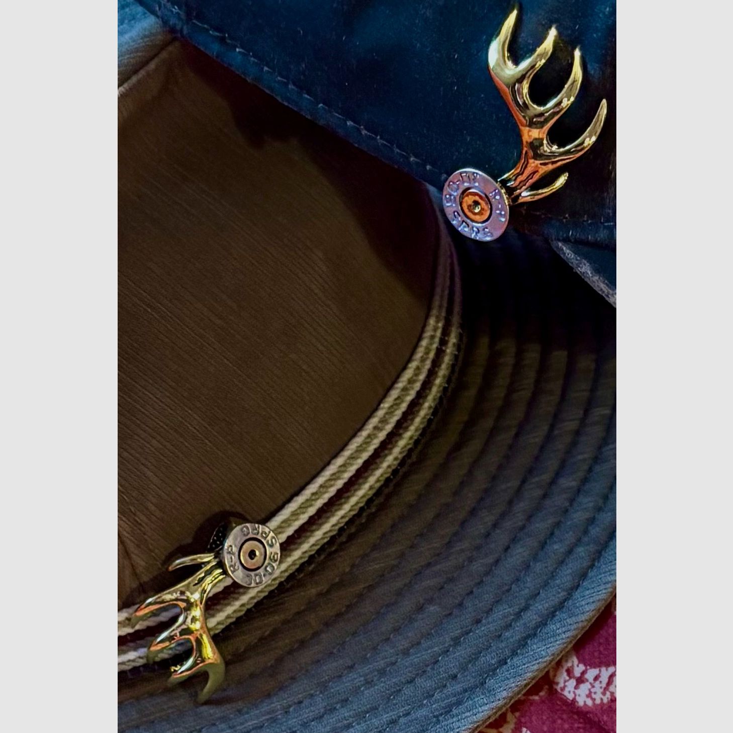 Hut- bzw. Kragen-Anstecker „Patrone „.30.06 Springfield mit Geweihstange edel und selten