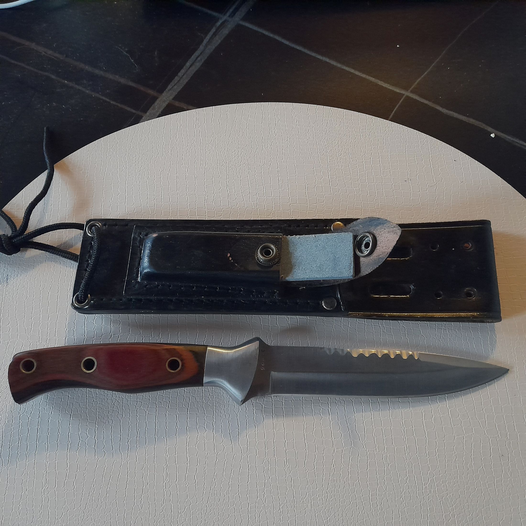 Couteau de chasse lame d'environ 14 cm avec étui en cuir