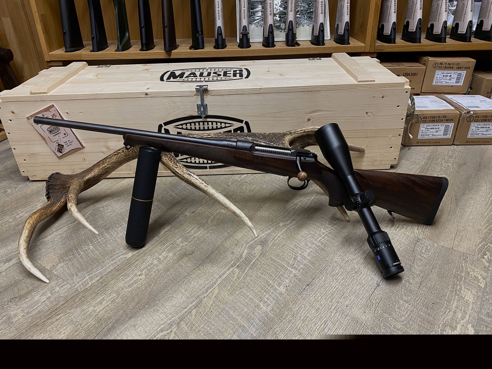 Sauer 101 Artemis, links, mit Zeiss Conquest V4 3-12x56