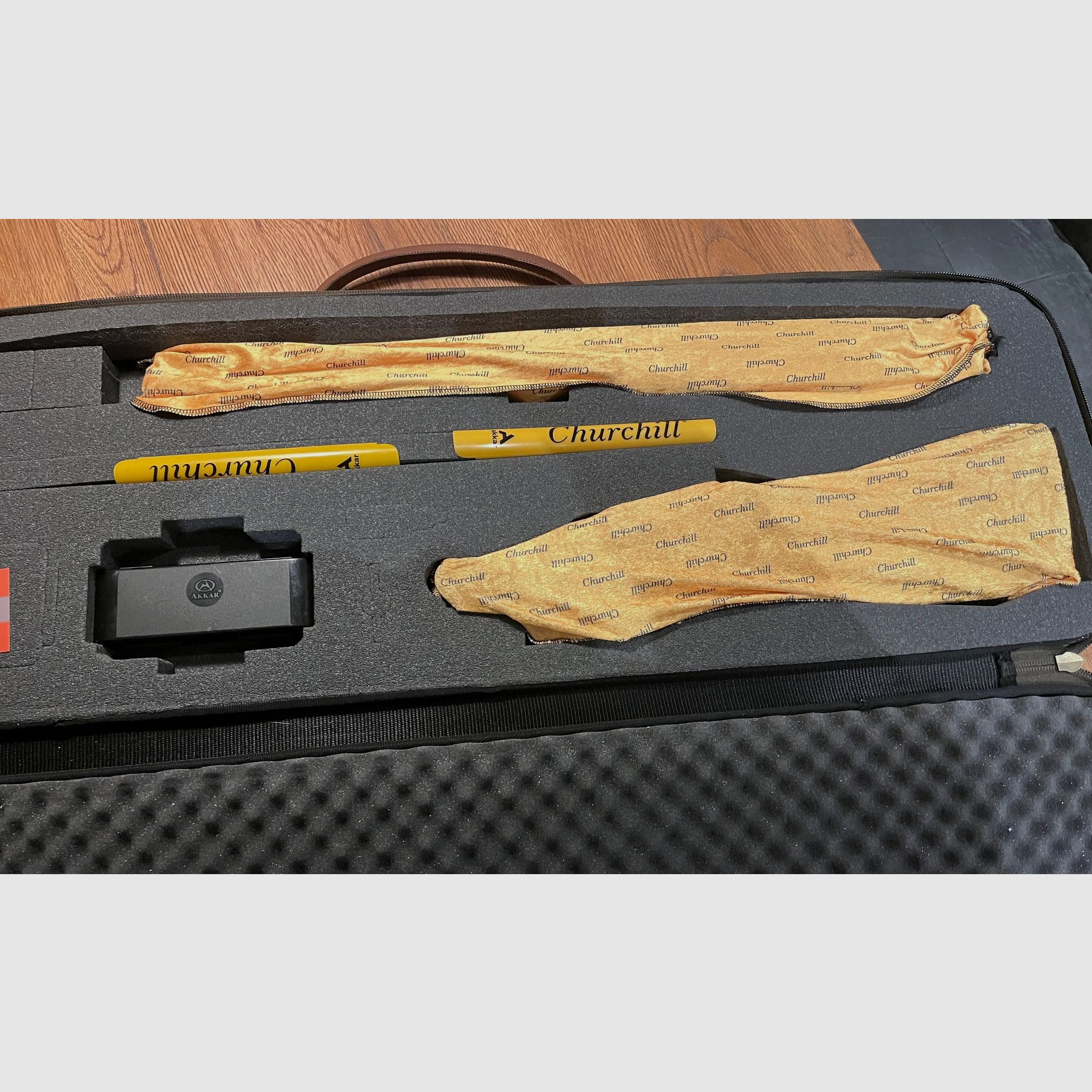 Akkar Churchill 206E Schwarz II