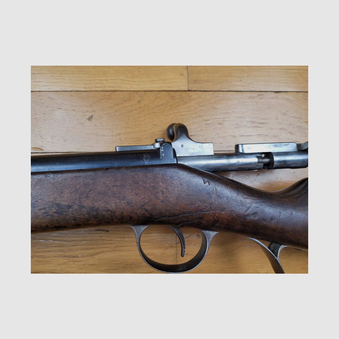 Rarissime portugiesisches Kavalleriegewehr Modell 1886 – Kropatschek-System – 3.000 Exemplare(!) von Steyr – 8x56mm Original – Wunderschöne Macarons – Waffe von 1886 mit Monogramm von König Ludwig I. – TBE, Bild 25 von 33
