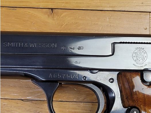 Superbe pistolet Smith & Wesson Mod.41 – cal.22LR – Tout en vrai acier – Bronzage à 100% – Mécanique et canon hors pair – 2 chargeurs Smith – une des armes les plus basses sur la main jamais fabriquée – TBE++