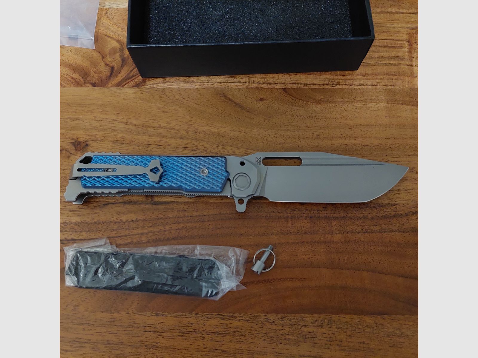 Midgards-Messer Sammlung Neu und unbenutzt. Bitte Beschreibung Lesen!!!!! Insgesamt 2 Schwerter und 9 Messer. Bilder von Allen Messer können zugesendet werden. Viele limitiert und nicht mehr erhältlich. Der Preis ist VB. Alle Messer sowie Schwerter dürfen LEGAL besessen werden.