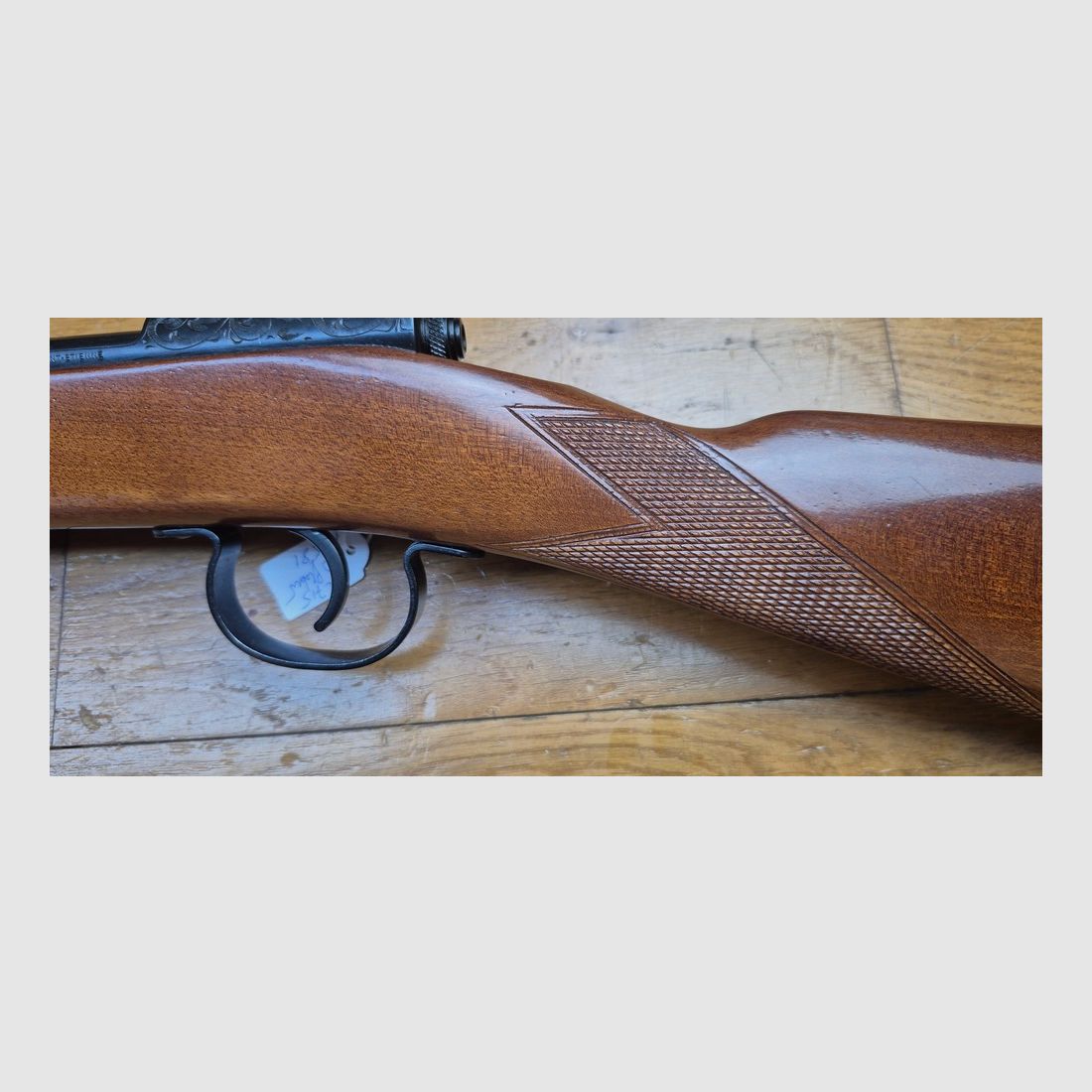 Très jolie carabine de jardin Manufrance – Modèle « Club » – Cal. 9 mm Flobert (balle ou plomb) – Très belles gravures en volutes jusque sur le pontet – Bronzage noir épais 100% d&rsquo;origine – Beaux bois joliment quadrillés – Mécanique et canon intouchés – État quasi neuf – TBE++/TBE+++, image 28 sur 35
