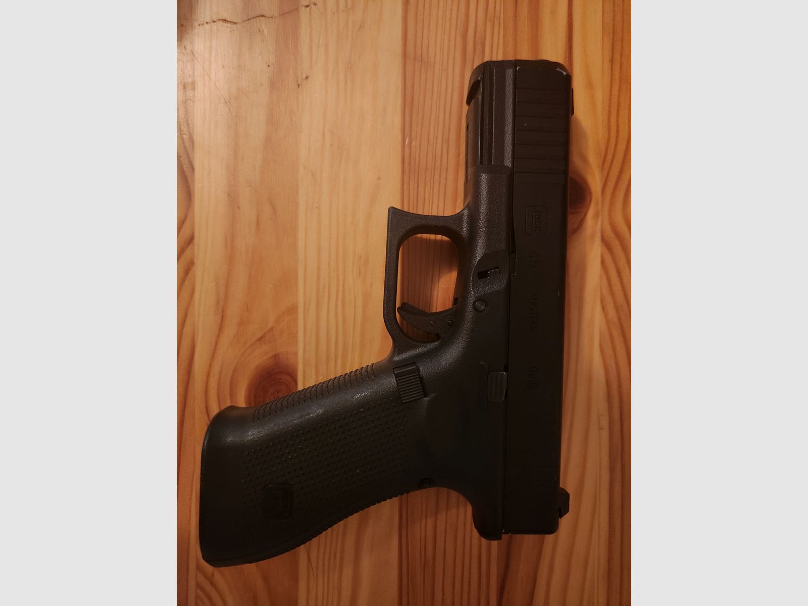 Glock 45 Airsoft 6mm BB – 2 magazines + HPA adapter + holster/accessories – 18+