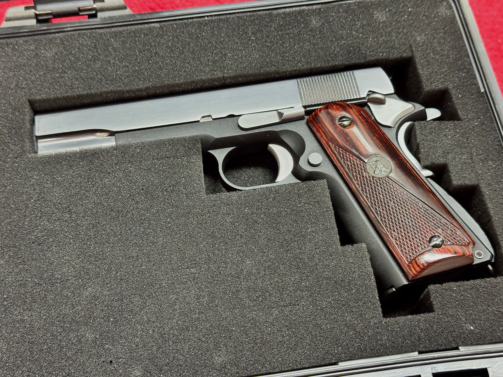 WE Classic 1911 Colt  Custom zwei Farben Version Pachmayr Griffschalen + Koffer