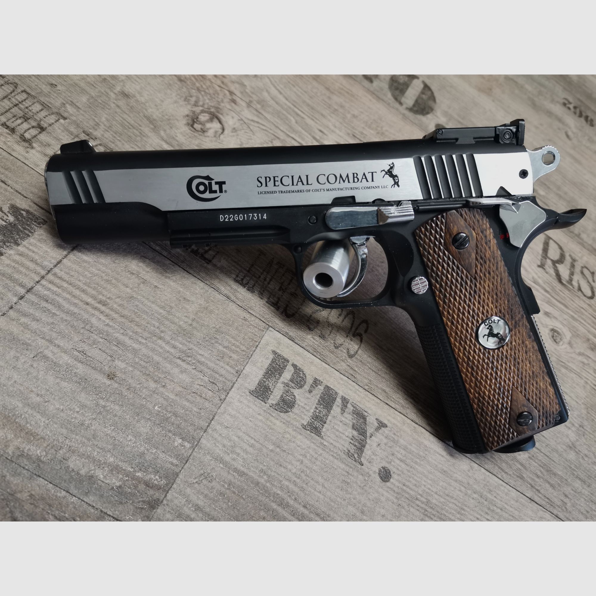 Colt Special Combat Classic CO2 4,5mm BB de acero VOLLMETALL en SET