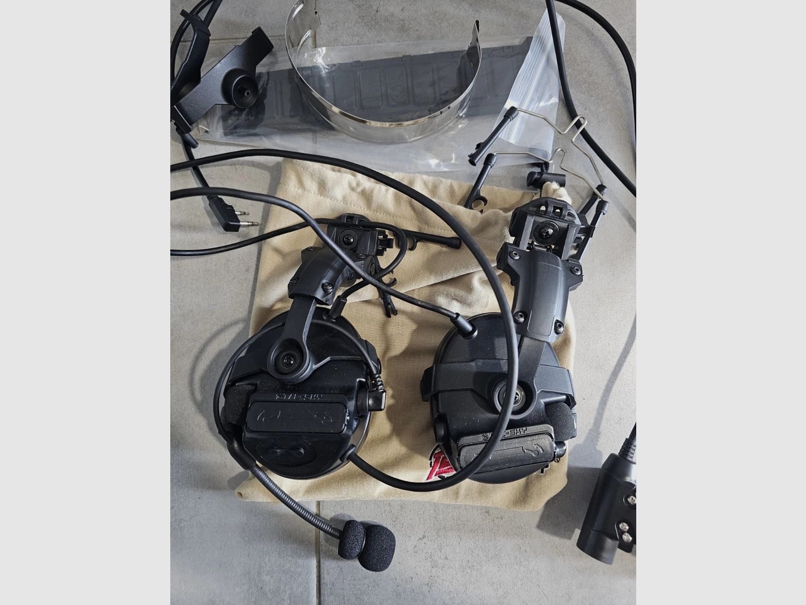 COMTAC III mit TAC-Sky Helm Schienenadapter