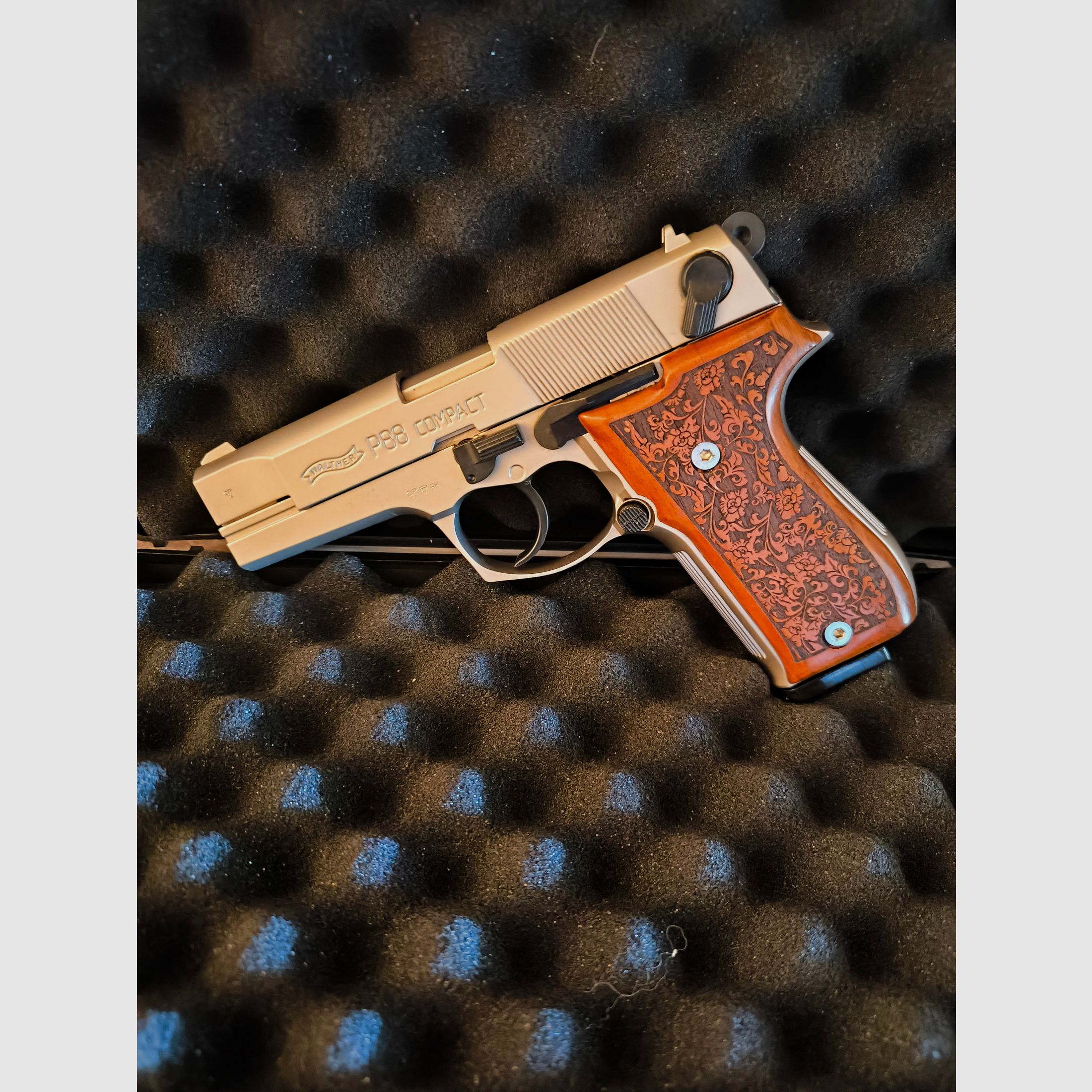 Prijs VB!! ⚠️ Let op verzamelaars van Walther wapens - Vitrine stuk - Walther P88 Compact met houten gripplaten & versieringen in de houten gripplaten, PTB Nr. 764, Optisch & Functioneel in uitstekende staat en ongebruikt!! ⚠️ Verzendkosten vrij!! 