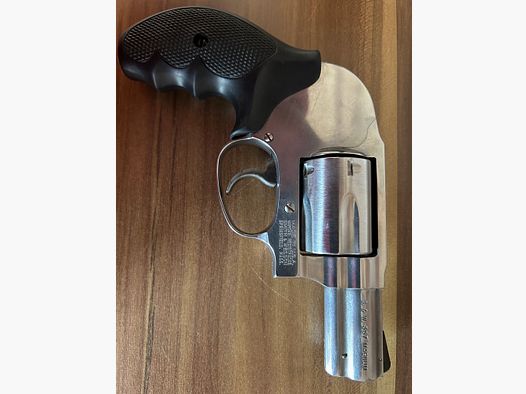 Kurzer Revolver der Marke Smith&Wesson.357 Magnum 