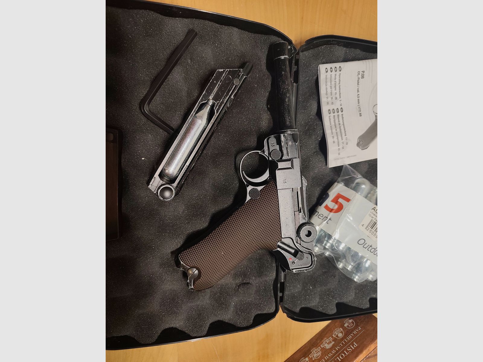 Umarex Legends P08 WWII Special Edition - pistola CO2 de 4,5 mm con balines de acero y blowback (P18), imagen 5 de 6