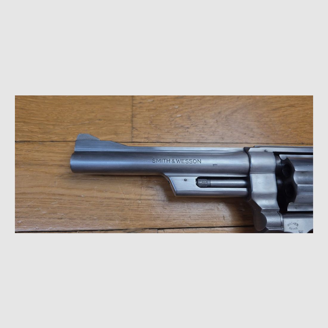 Sehr schöner und seltener Revolver Smith&Wesson Modell 28-2, genannt „Highway Patrolman“ – Waffe der Autobahnpolizisten der 60er-80er Jahre – Kaliber 357mag / 38sp – Waffe von 1979 – Seltene satinierte Nickeloberfläche – Qualität „Pinned and Recessed“ – Sehr guter mechanischer und ästhetischer Zustand – Ausgezeichneter 6-Zoll-Lauf – TBE+, Bild 21 von 23
