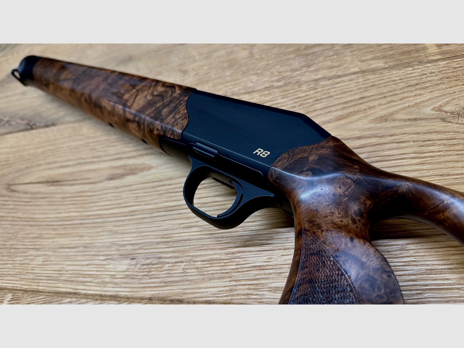 Blaser R8 Holzschaft/Lochschaft mit System, traumhafter, außergewöhnlicher Zubehör-Lochschaft HK 8-9, goldenes R8 Logo