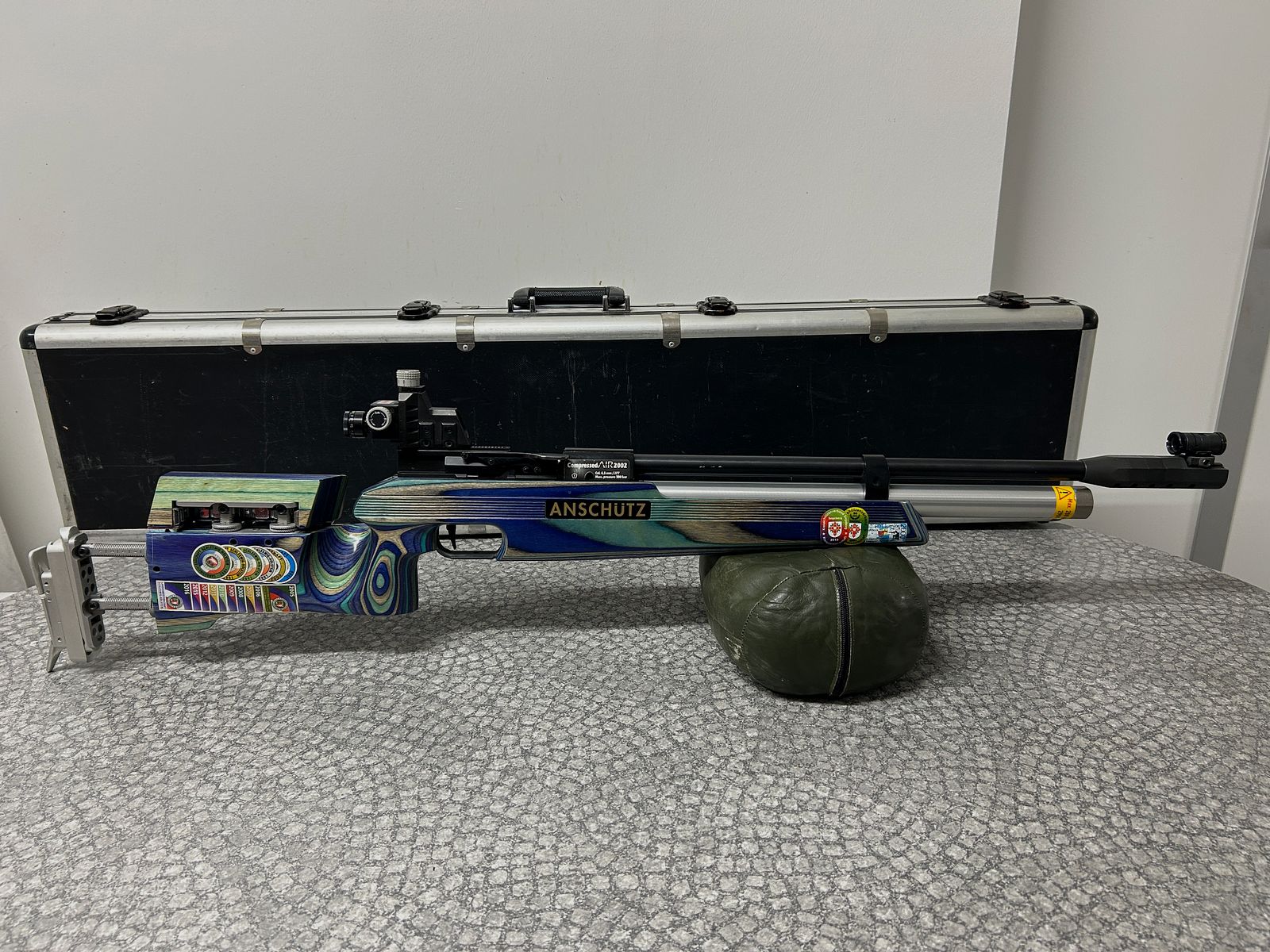 Compétition - Anschütz Match carabine à air Mod. AIR 2002 avec crosse en bois stratifié - Capuchon en alu. - Cartouche à air comprimé LG alu argent