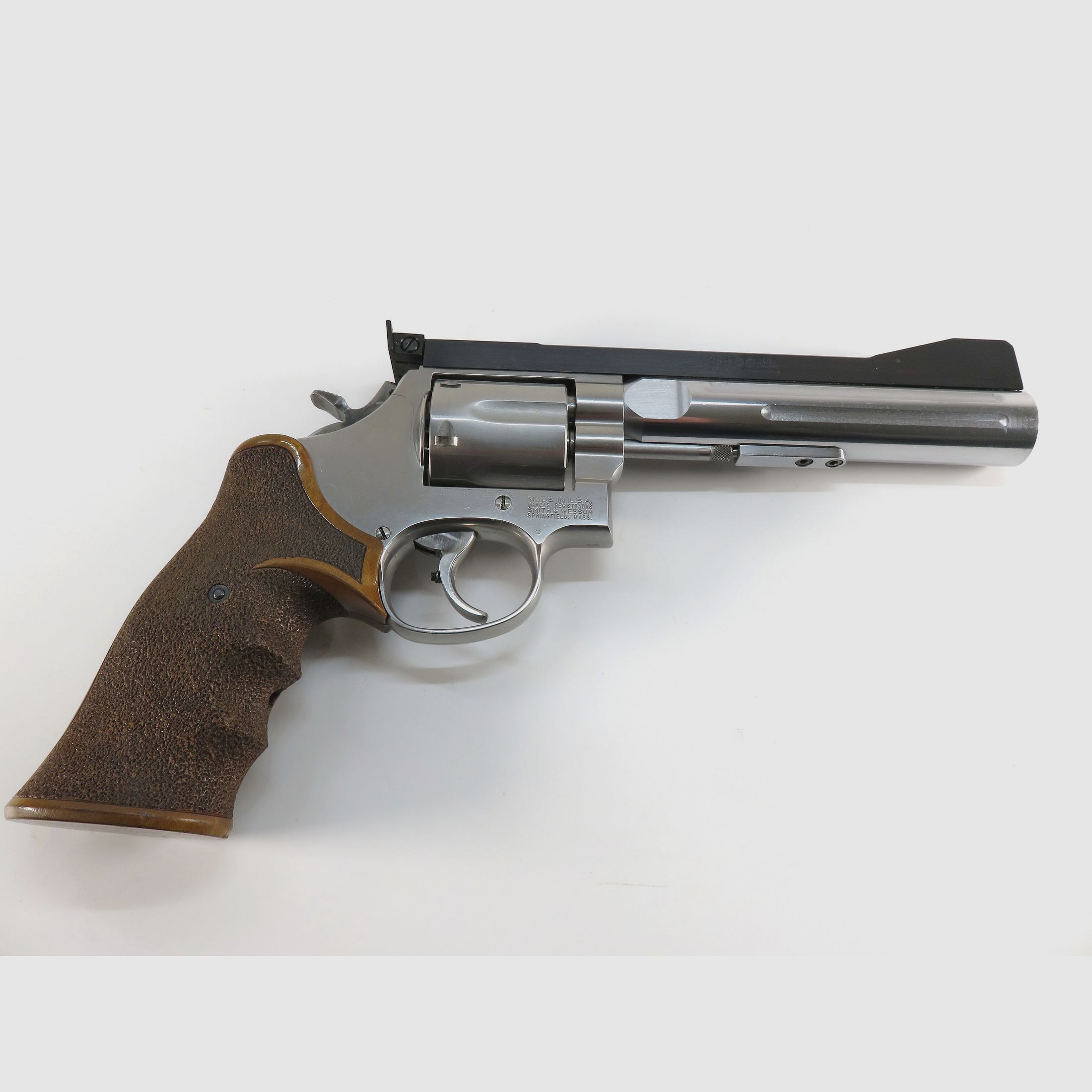 S&W 686-4 | 6 inches | .357 Mag / .38 Spec. | Bull Barrel | Aristocrat 3-position sight | Nill grip