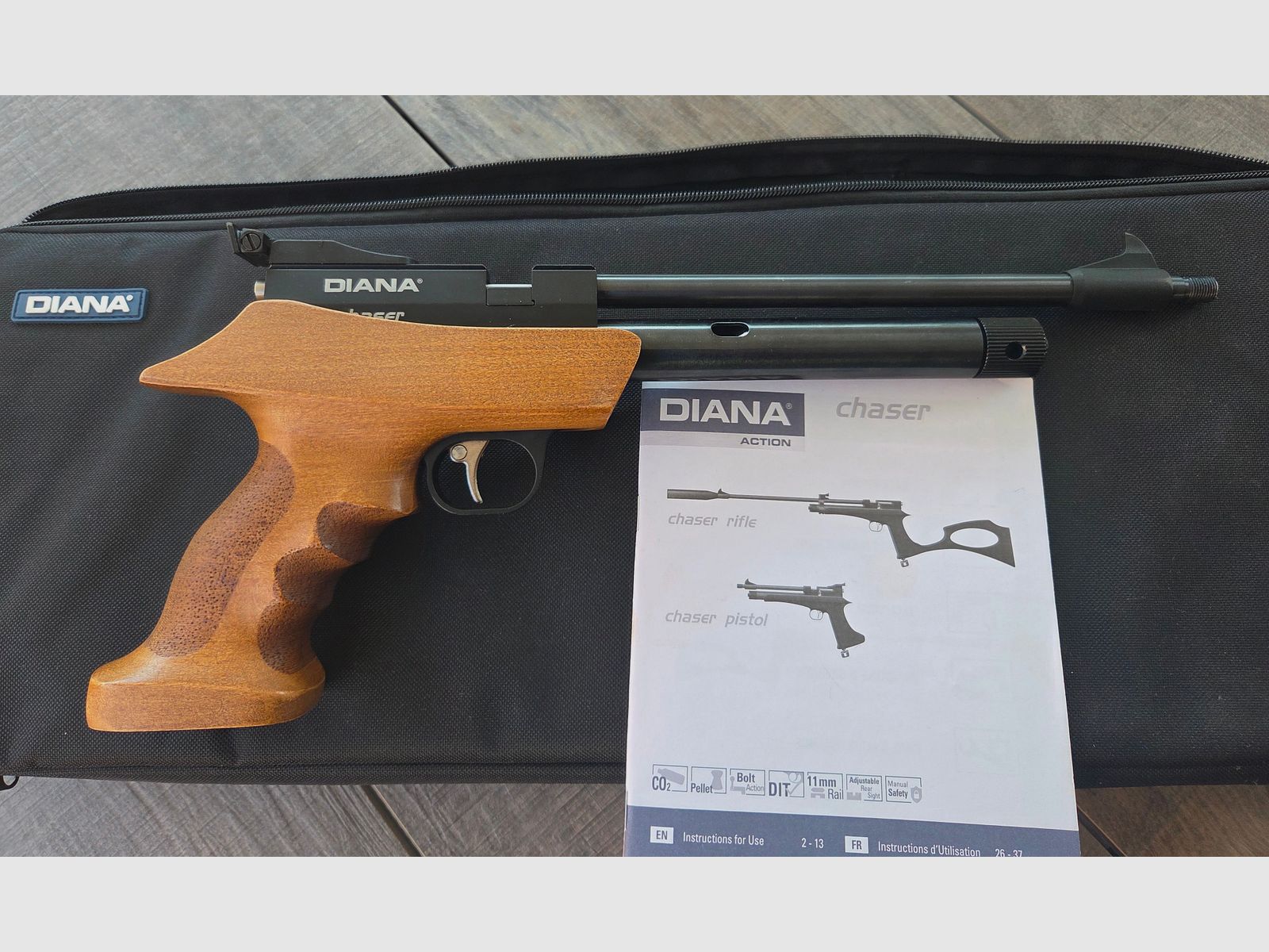 Diana Chaser CO² air pistol with 42 pcs. 12g cartridges
