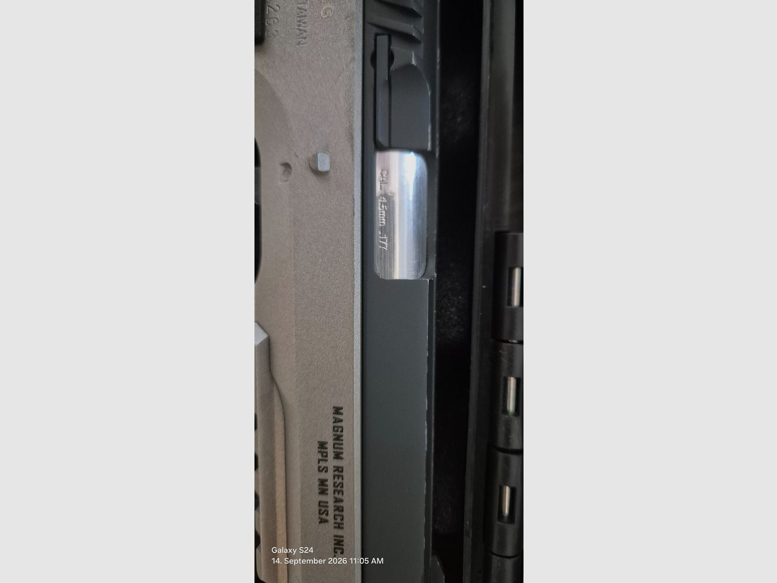 Magnum Research Desert Eagle, calibro 4,5 mm CO₂, immagine 2 di 5