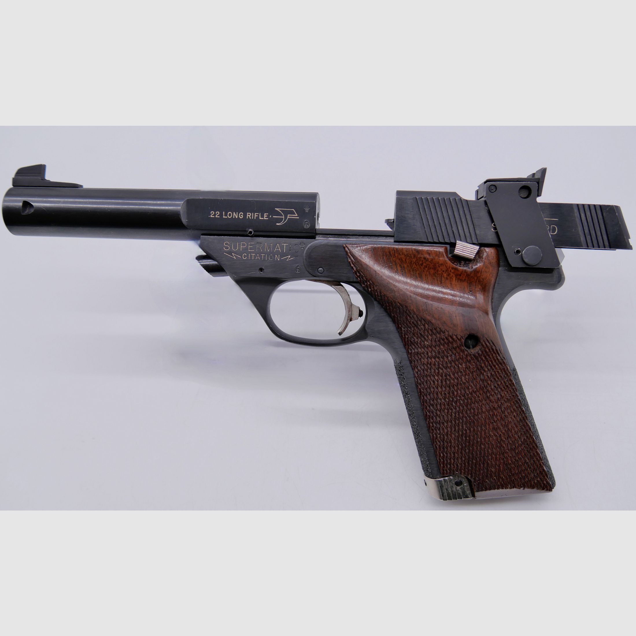 Wysokiej jakości Supermatic Citation .22 l.r. 5,5' długość lufy z drewnianymi okładzinami rękojeści