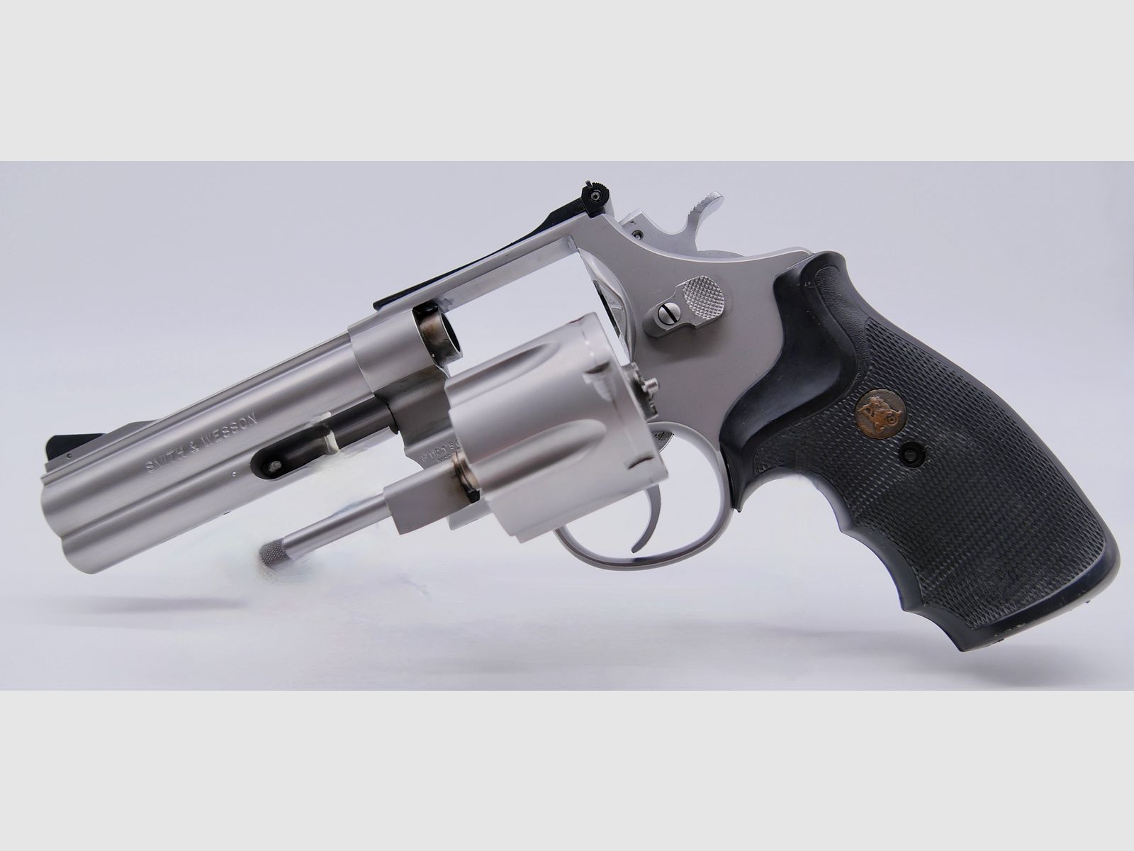 Smith & Wesson .45Auto Model of 1988 5' barrel rubber grip panels 6-shot cylinder