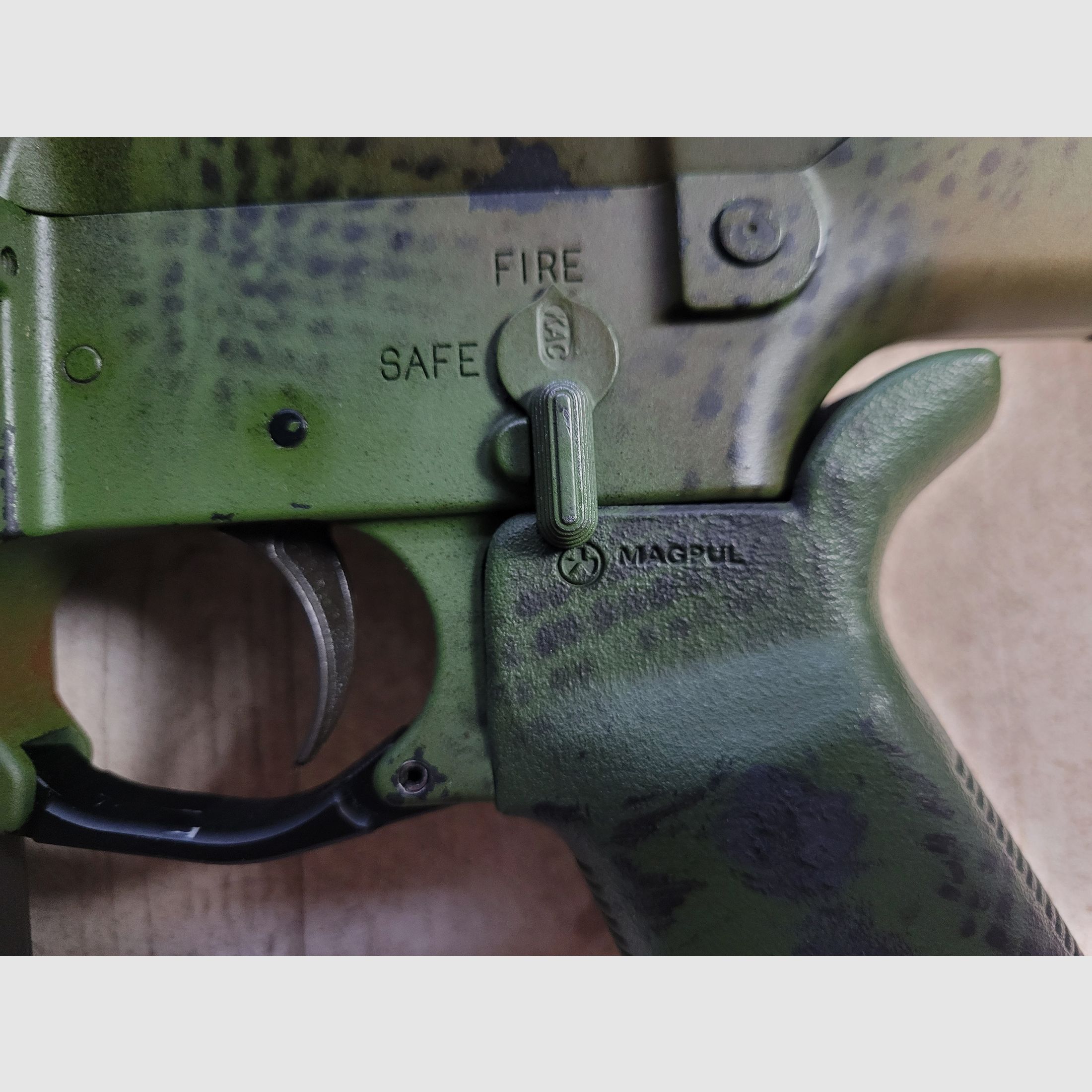 VFC SR25 ECC inkl. Firefield Shortdot, 4 Ersatzmagazinen mit Magpuls (Original) und AN/PEQ 15 Dummybox.