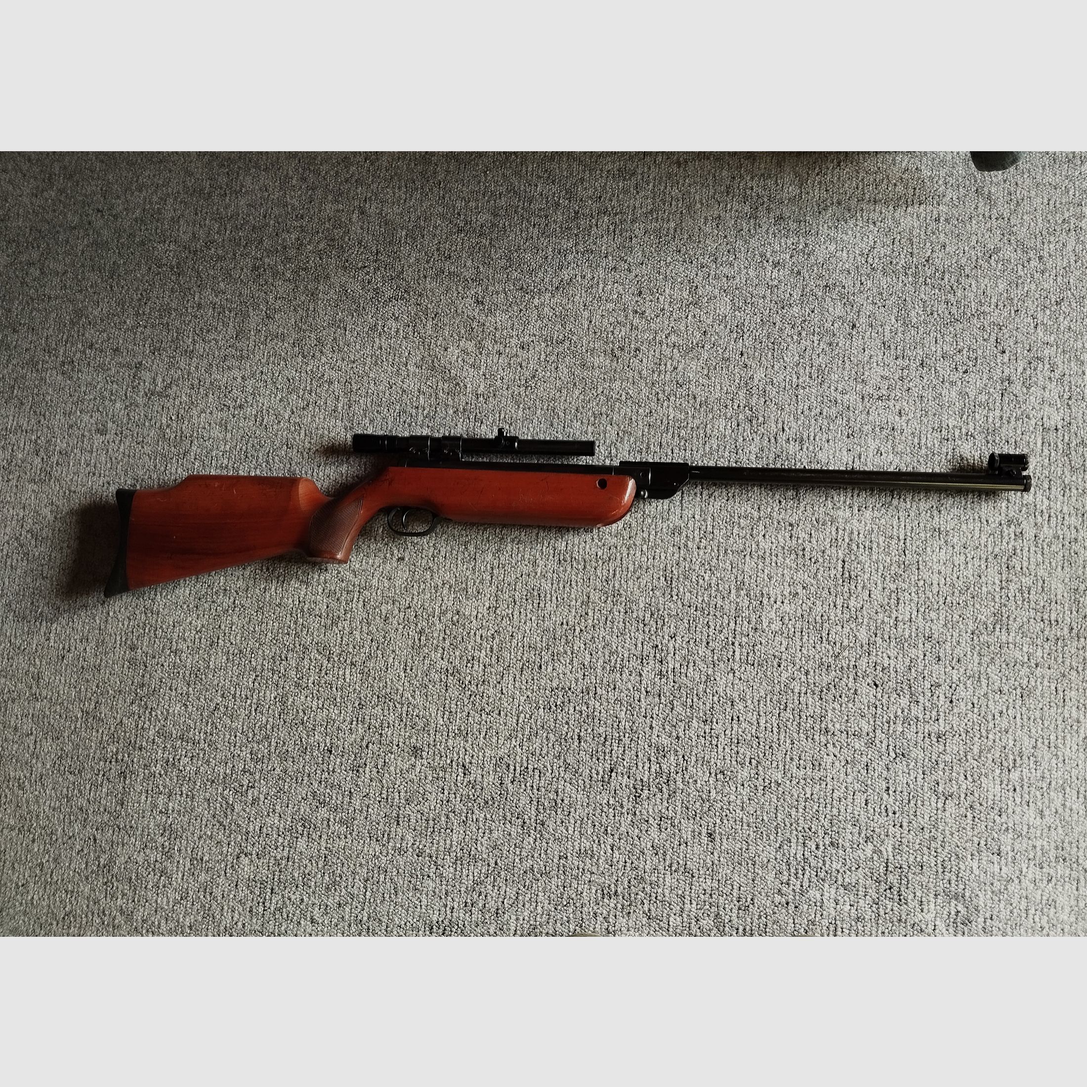 altes Luftdruckgewehr von Walther mit Zielfernrohr in sehr gutem Zustand