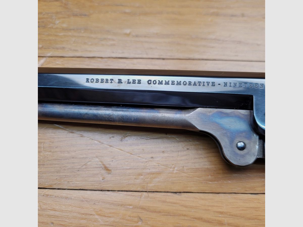 Colt Erinnerungsrevolver „Général Lee“ – Colt 2. Generation frühe Fertigung – Holzbox mit allen kompletten Zubehör – weniger als 4800 Exemplare für beide Versionen – Markierungen identisch mit den Originalen – Mechanik, Präsentation und Verarbeitung beispielhaft – TBE++, Bild 17 von 35
