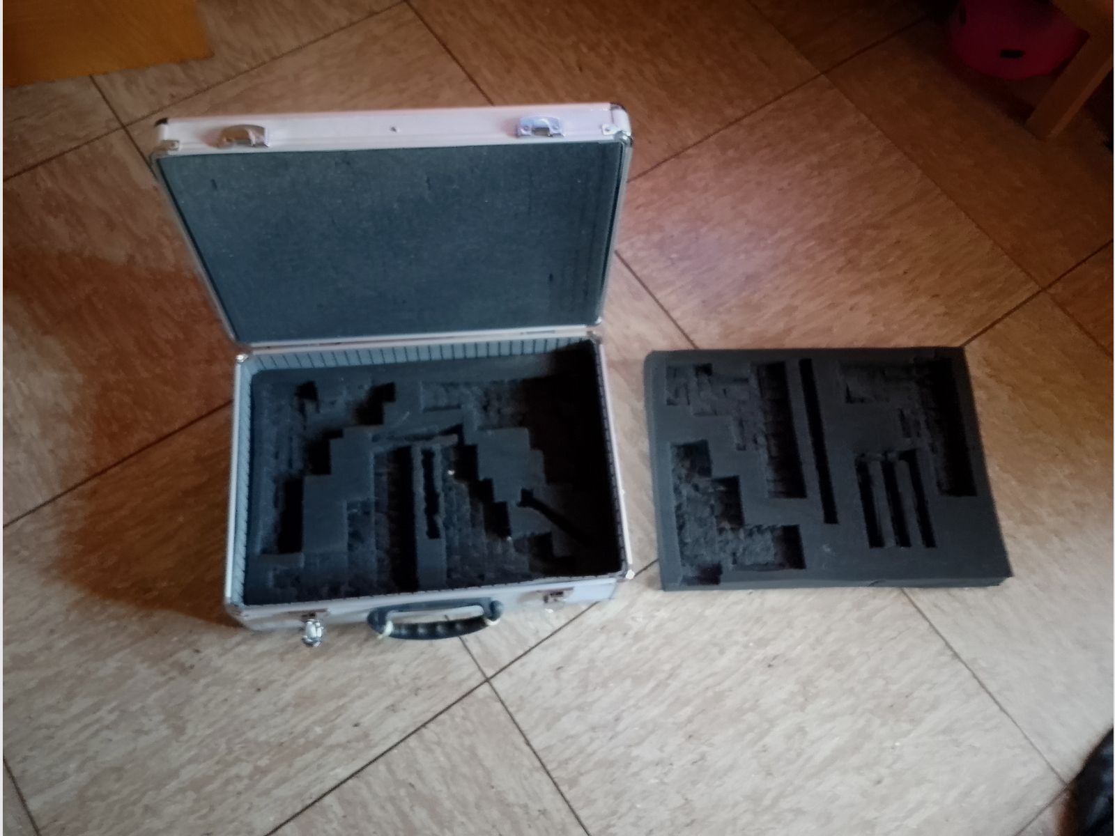Weapon case case for 6 weapons or less aluminum silver lock key