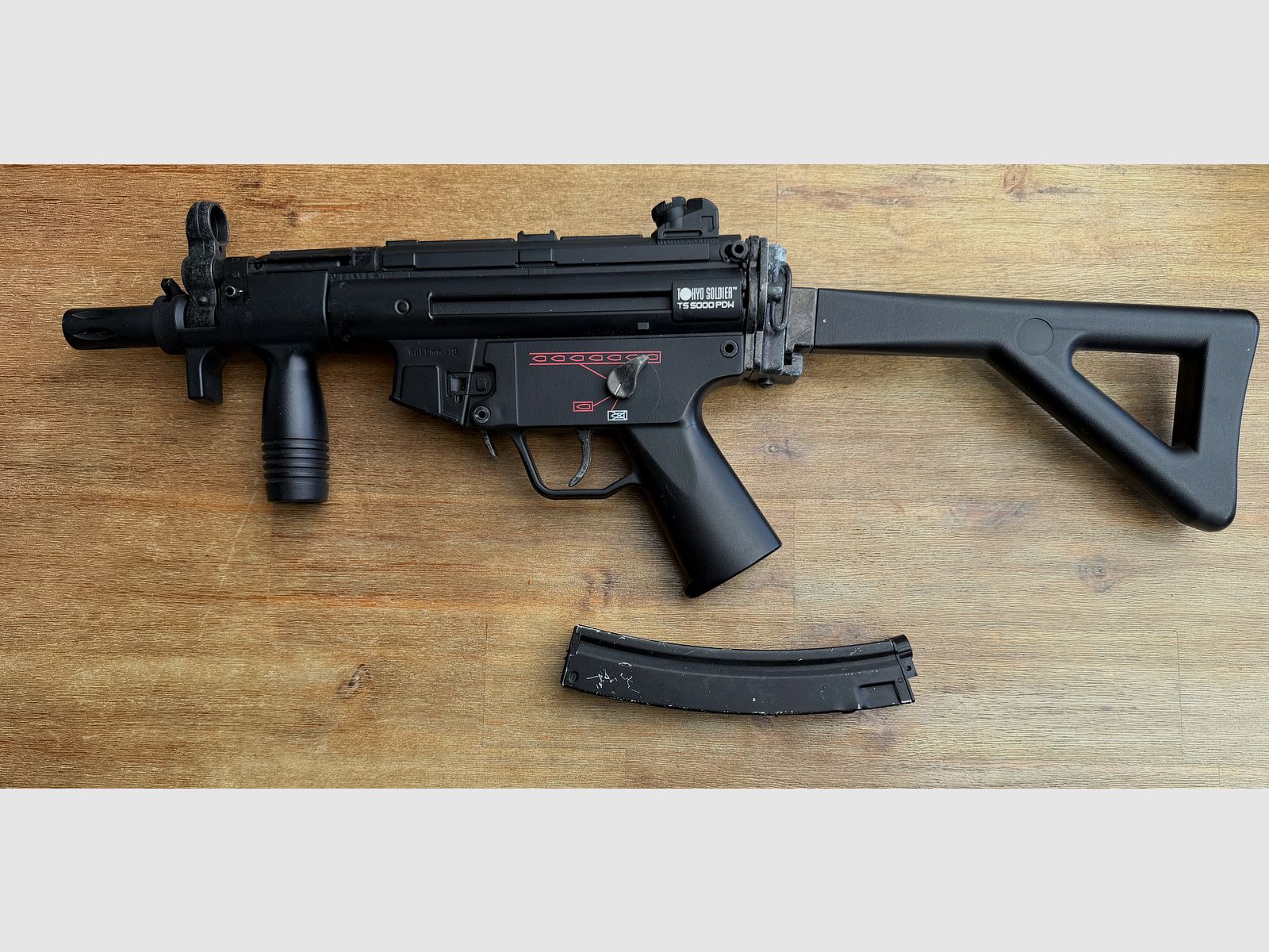 Verschiedene Softair-Waffen und Zubehör (Zielfernrohr, Magazine, Schalldämpfer, etc)