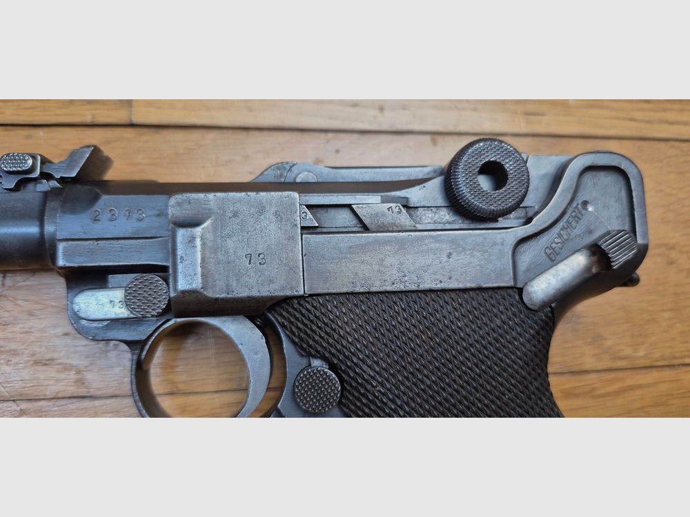 Zeer mooie Luger artillerie P08 – Wapen uit 1917 – Loop 8 inch (20cm!) – Fabricage DWM – Volledig monomatrikulier (behalve het magazijn dat van die tijd is) – Kal. 9×19 – Verstelbare richtmiddelen van het eerste type – Zeer mooie grepen – Epochenbruin nog 80% – Prachtige loop TBE+, afbeelding 6 van 22