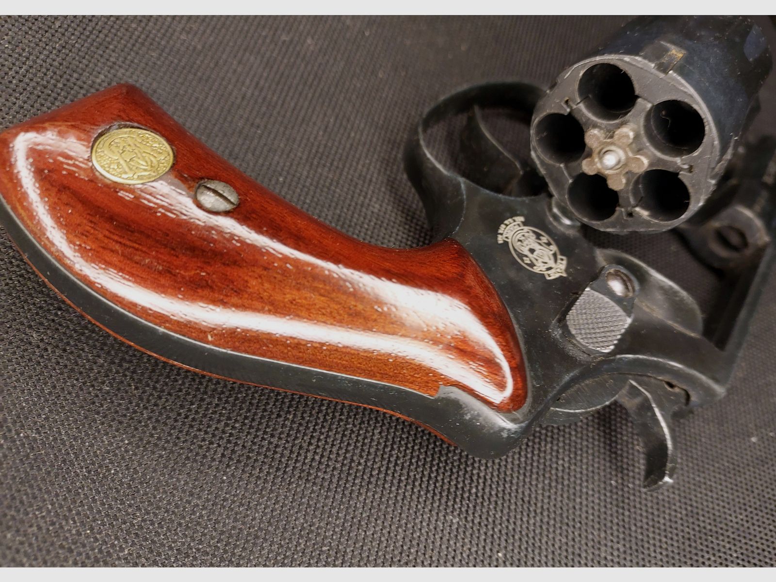 Smith & Wesson Chiefs Special revolver a salve calibro 9mm R.K. brunito (PTB 794) con impugnature in legno