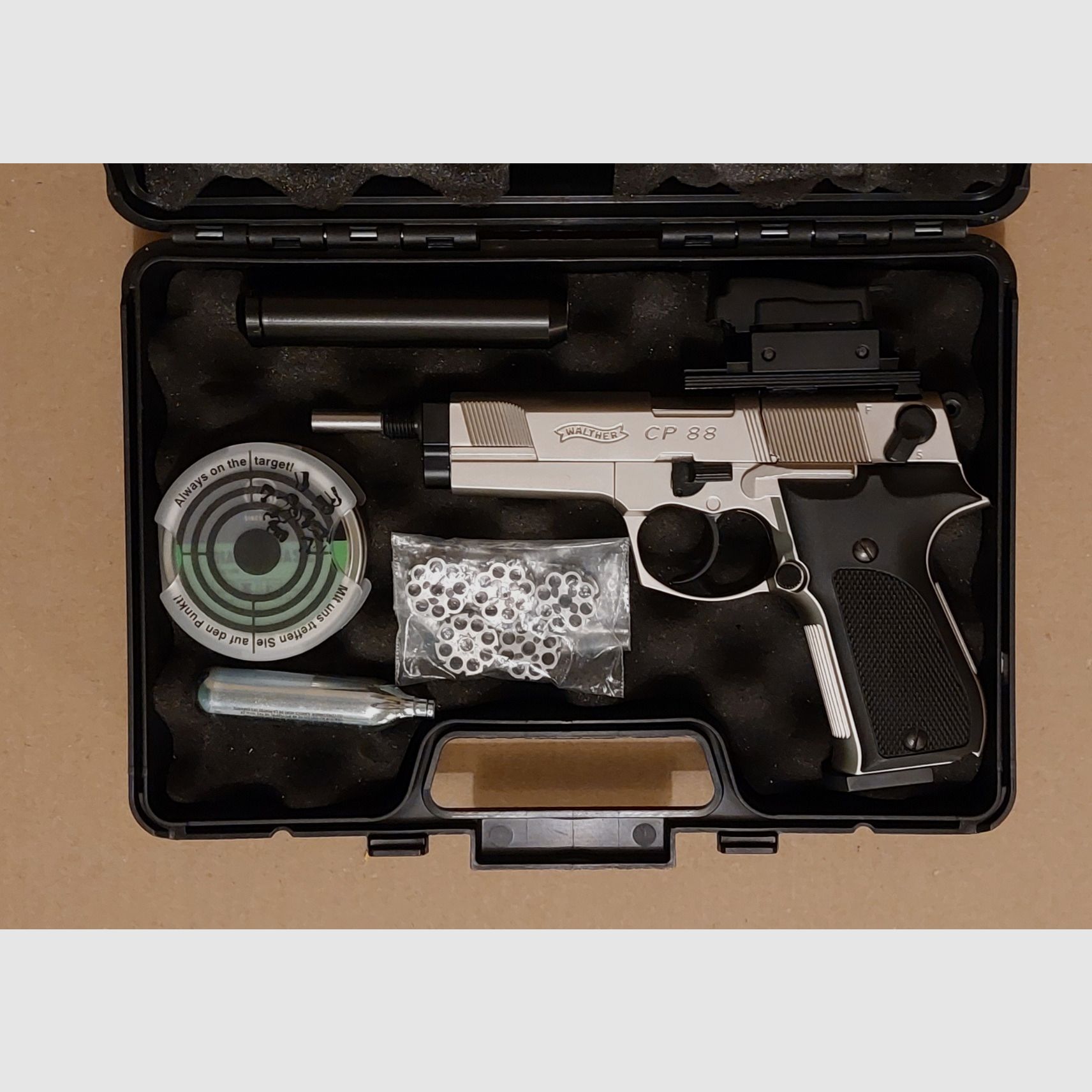 Walther CP88 Competition C02 Pistole 4,5mm Diabolo vernickelt mit Red Dot und Schalldämpfer.