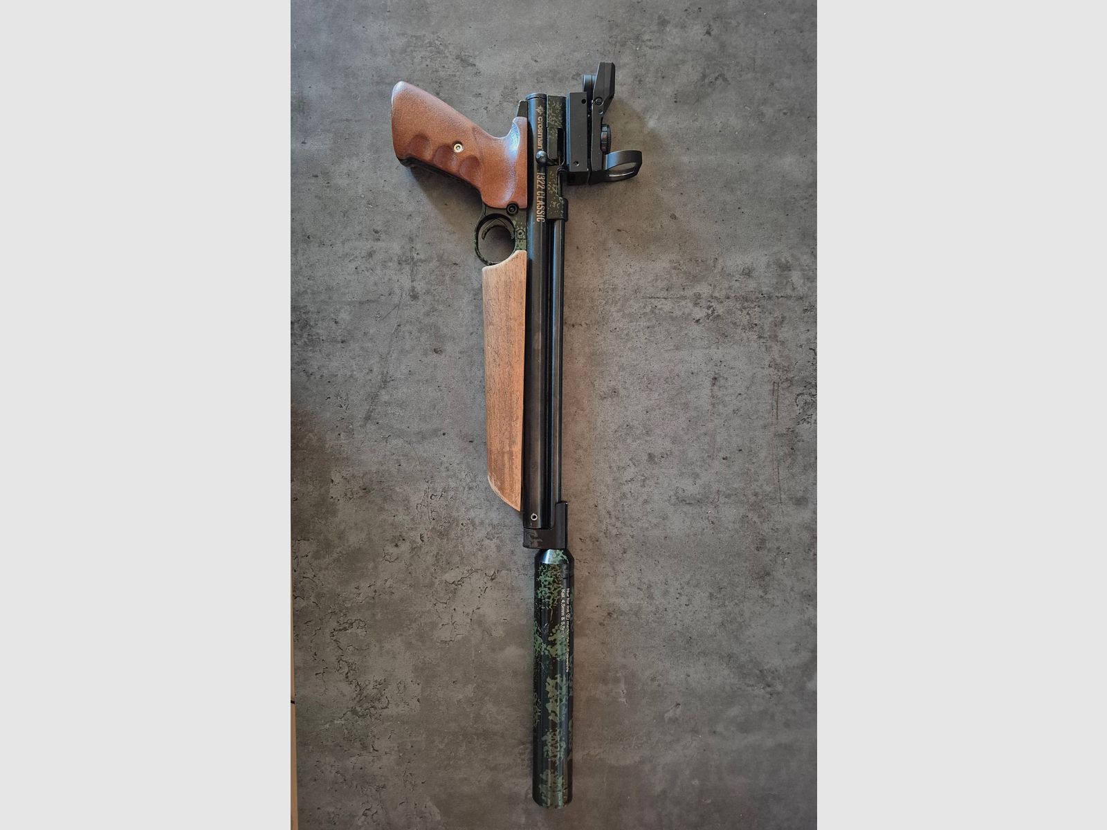 Crosman 1322 z tłumikiem i celownikiem Red Dot pistolet pneumatyczny