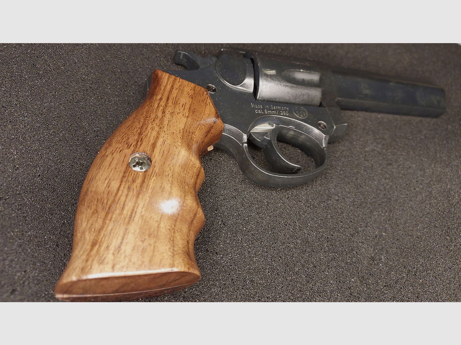 IWG Madlock revólver de detonación, cal. 9 mm R Knall (.380 Knall), PTB 721, "Hecho en Alemania" con funda de hombro de cuero