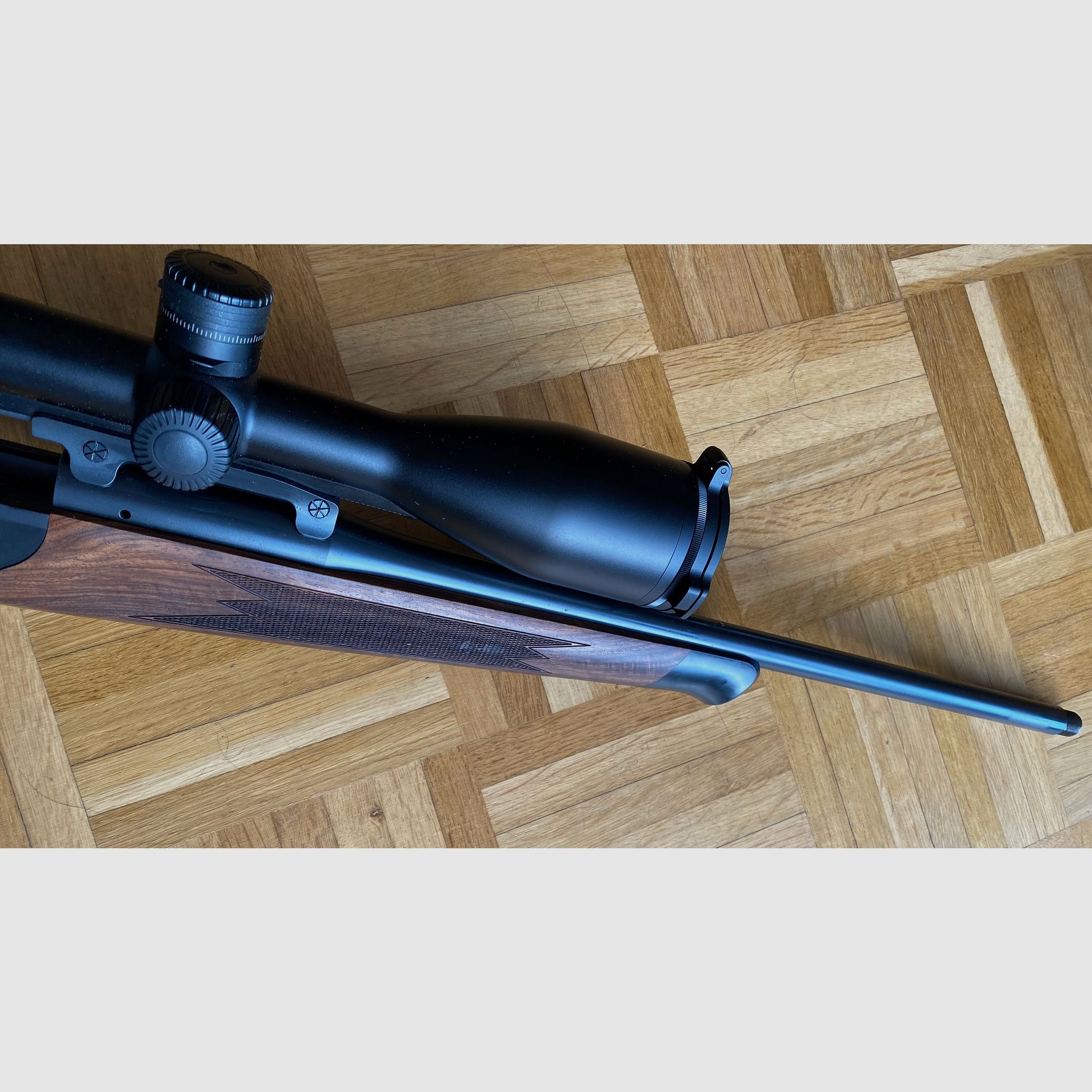 Blaser R8 Holz Standard mit Swarovski Z8i 2,3-18x56