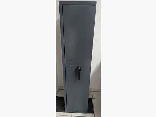 in neuwertigem Waffenschrank Schutzklasse 0 - für Langwaffen