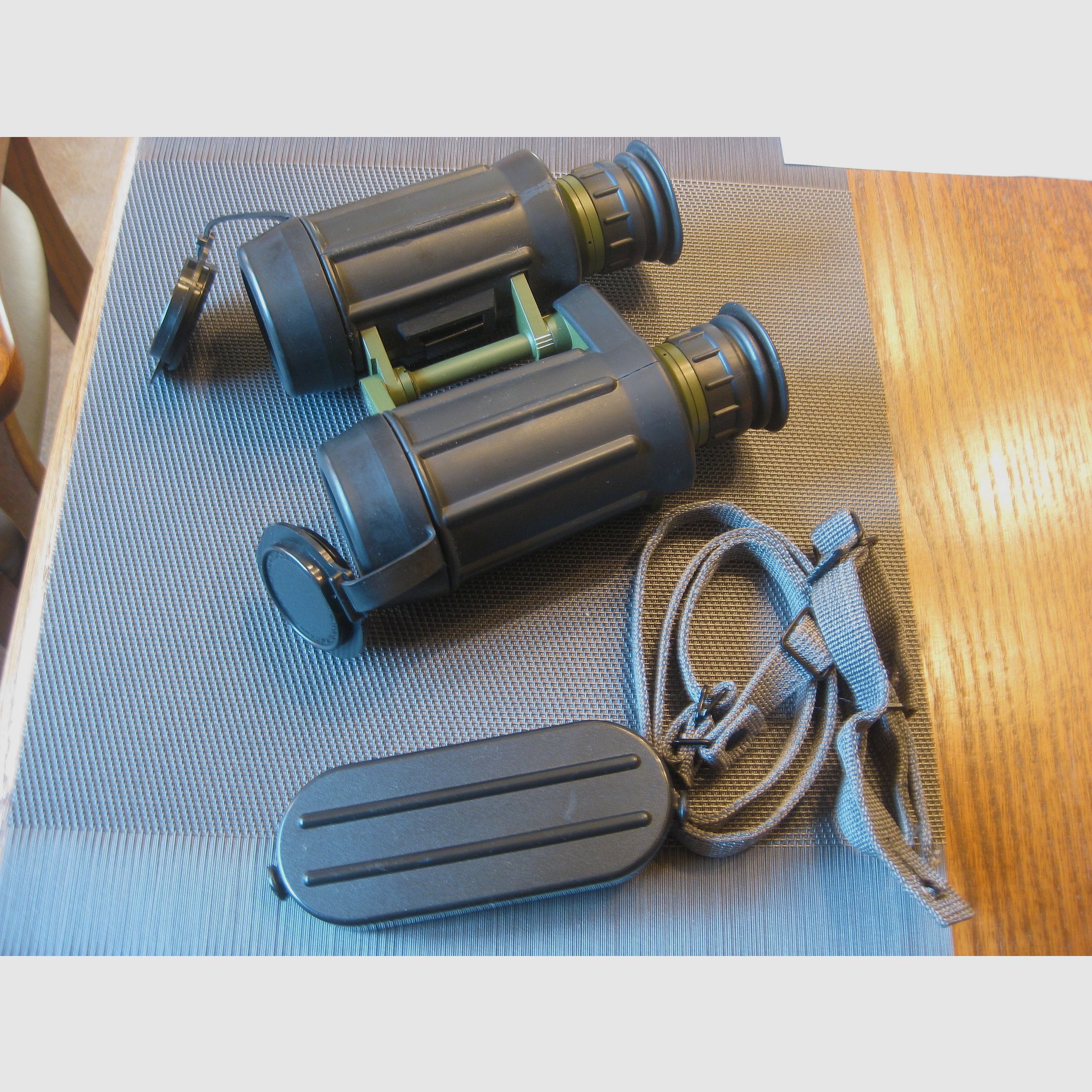 AUFGEPASST AFRIKA-ALASKA-KANADA und TRADITIONS-JÄGER sowie SAMMLER !! Angeboten wird "DAS" LEGENDÄRE CARL ZEISS Jena EDF 7x40 B/GA in der sehr seltenen ZIVILAUSFÜHRUNG !!! Kein Swarovski-LEICA-IOR-STEINER-Blaser-MINOX-SAUER !!