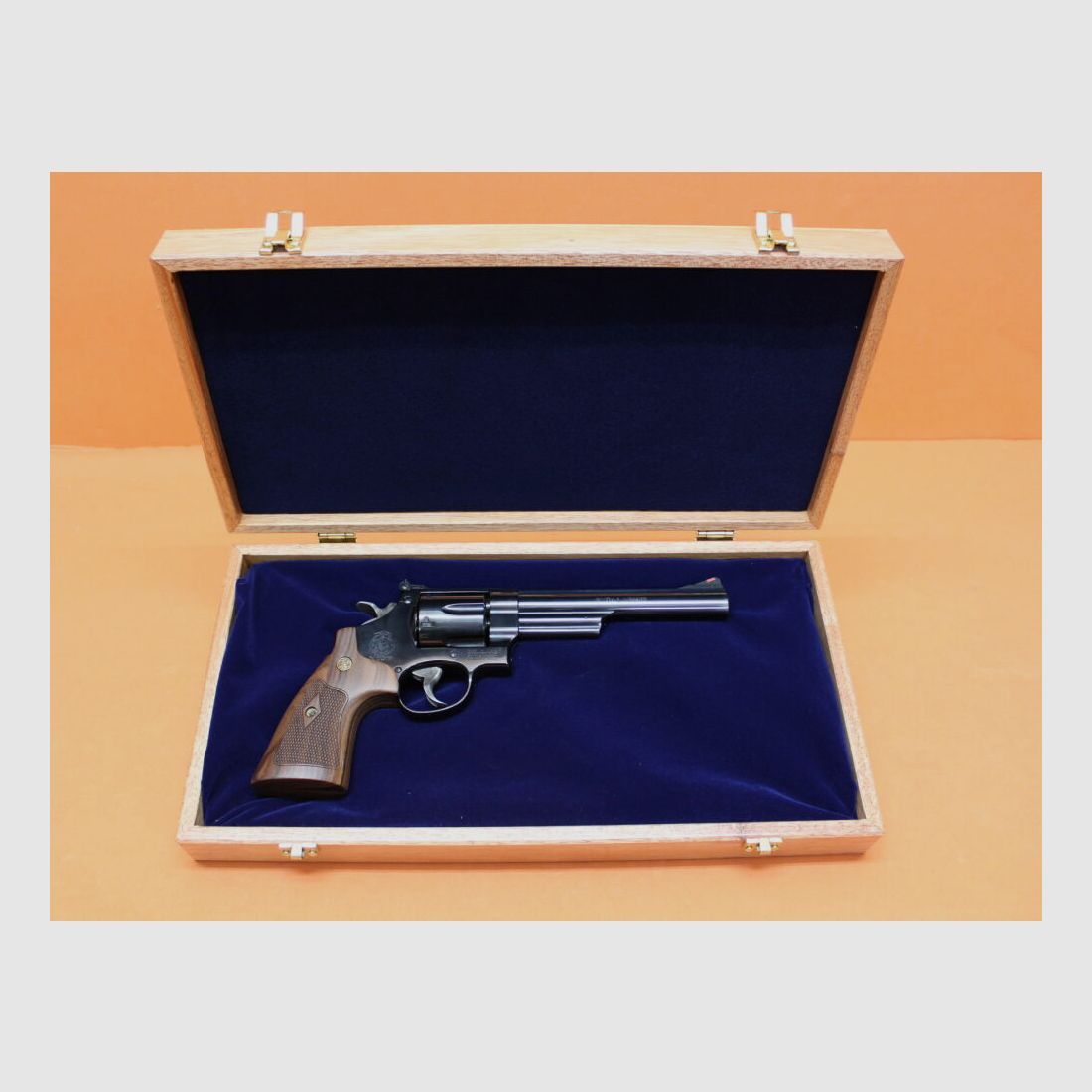 Smith & Wesson/S&W Revolver .44RemMagnum Smith&Wesson/ S&W29-10 brüniert, 6,5" Lauf/ Mikrometervisier/ Holzgriffschalen