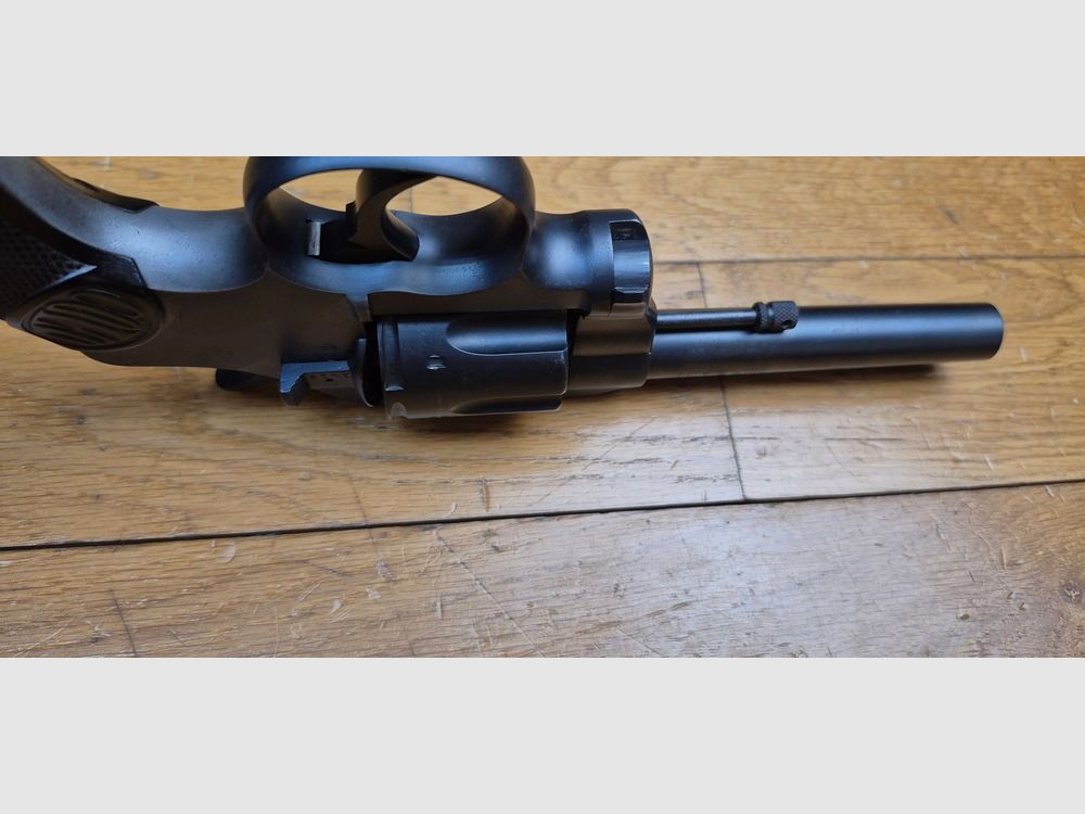 Bellissimo revolver Colt 1895 – Modello iconico con tamburo basculante e rotazione antioraria – Cal. 38 LC – Arma di Hartford del 1907 – Tamburo con camere ristrette – Uno degli ultimi prodotti – Meccanica molto buona – Eccellente canna – Griffe originali – Arma poco comune – Categoria D – Ottime condizioni – TBE+, immagine 11 di 22