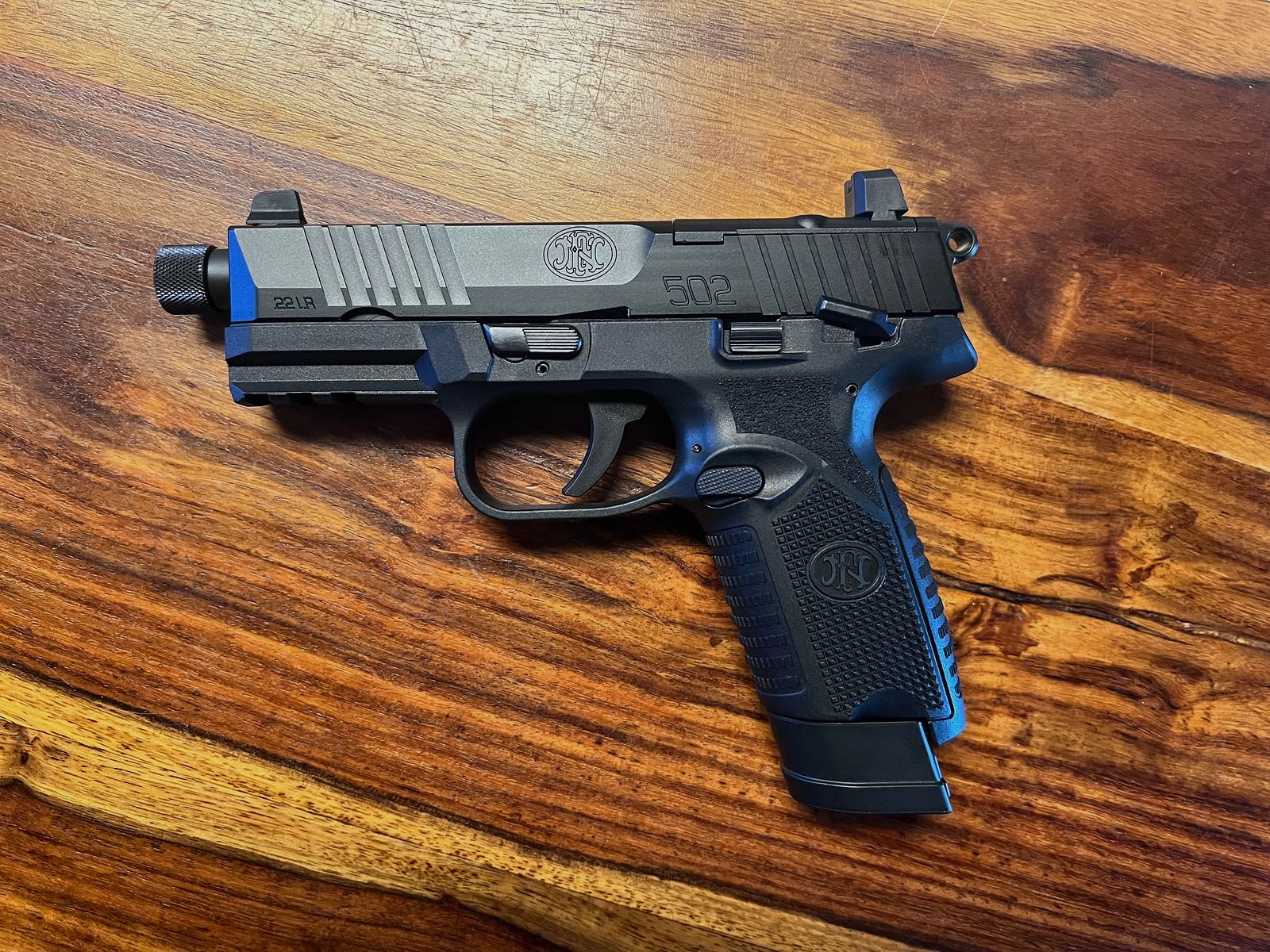 FN 502 (negro) + 7 cargador