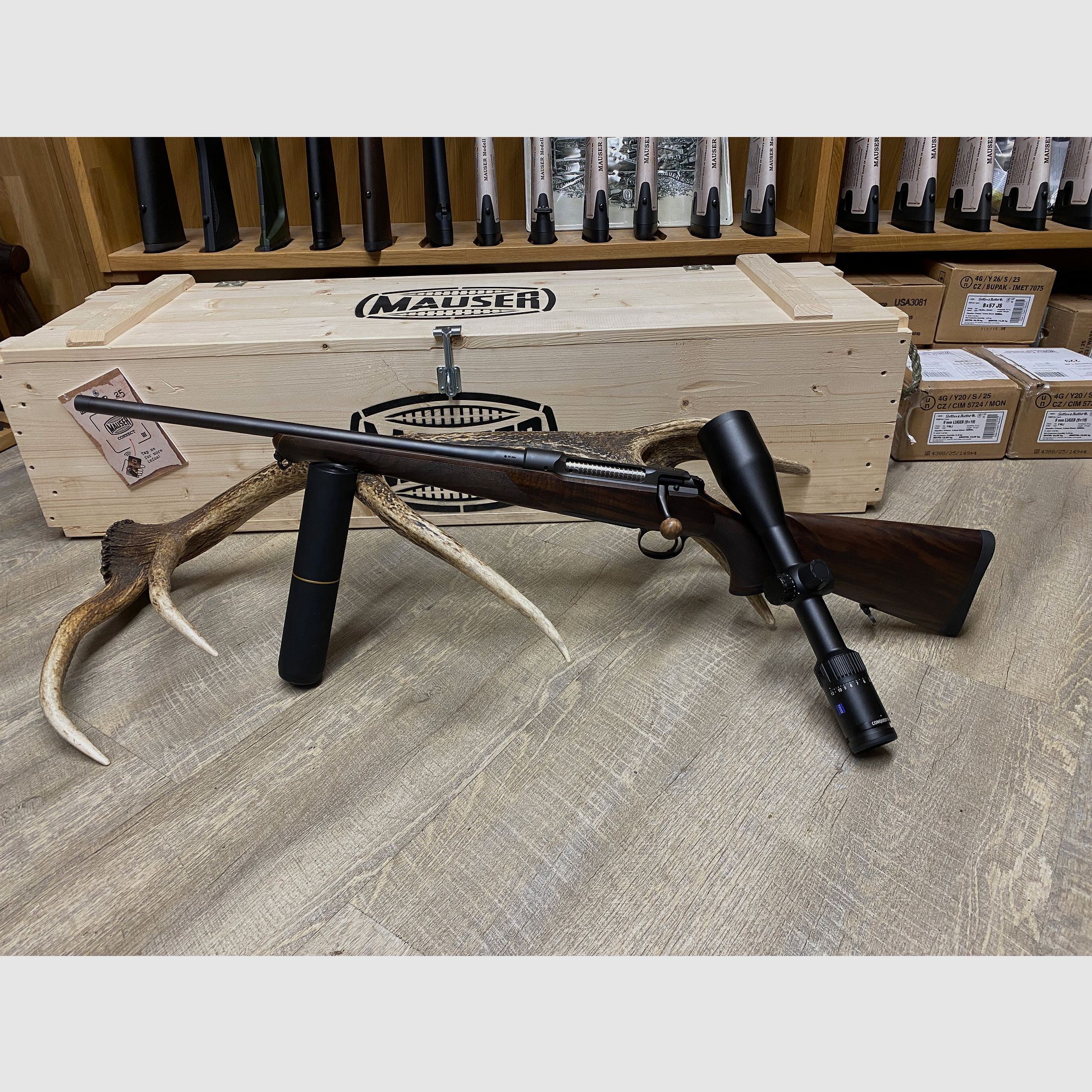 Sauer 101 Artemis, links, mit Zeiss Conquest V4 3-12x56