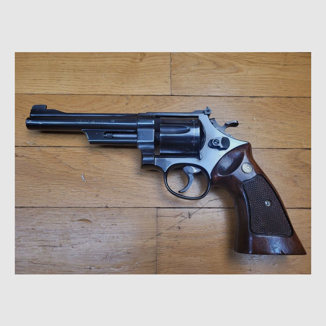 Mythical revolver Smith&Wesson model M27-2 – cal .357Mag – Weapon from 1981 – Quality and mechanics not found today – FBI and trapper revolver – 6-inch fluted barrel – Superb glossy black finish – Exceptional weapon for exceptional shooter – TBE+, image 19 of 25